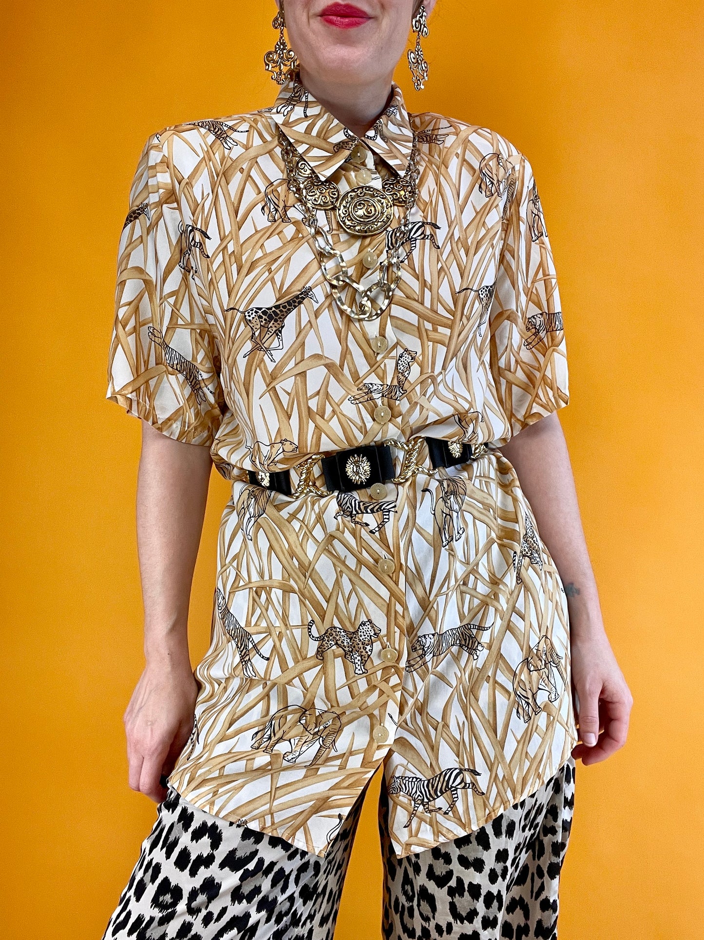 „Hide and Seek“-Seidenshirt mit tierischen Überraschungen zwischen wildwucherndem Steppengras