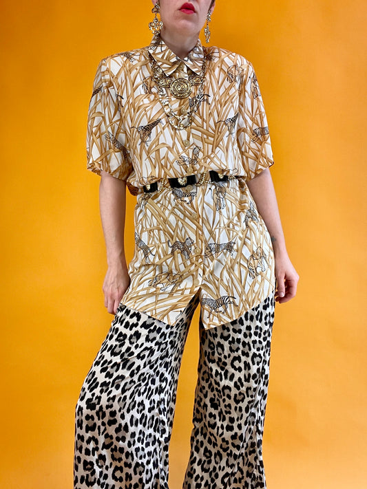 „Hide and Seek“-Seidenshirt mit tierischen Überraschungen zwischen wildwucherndem Steppengras