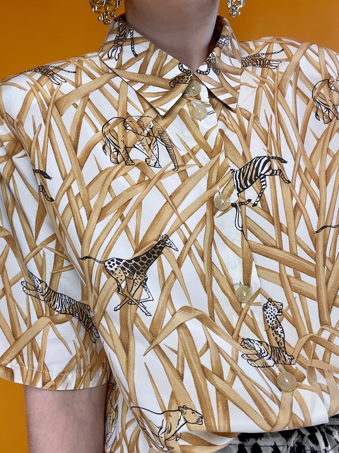 „Hide and Seek“-Seidenshirt mit tierischen Überraschungen zwischen wildwucherndem Steppengras