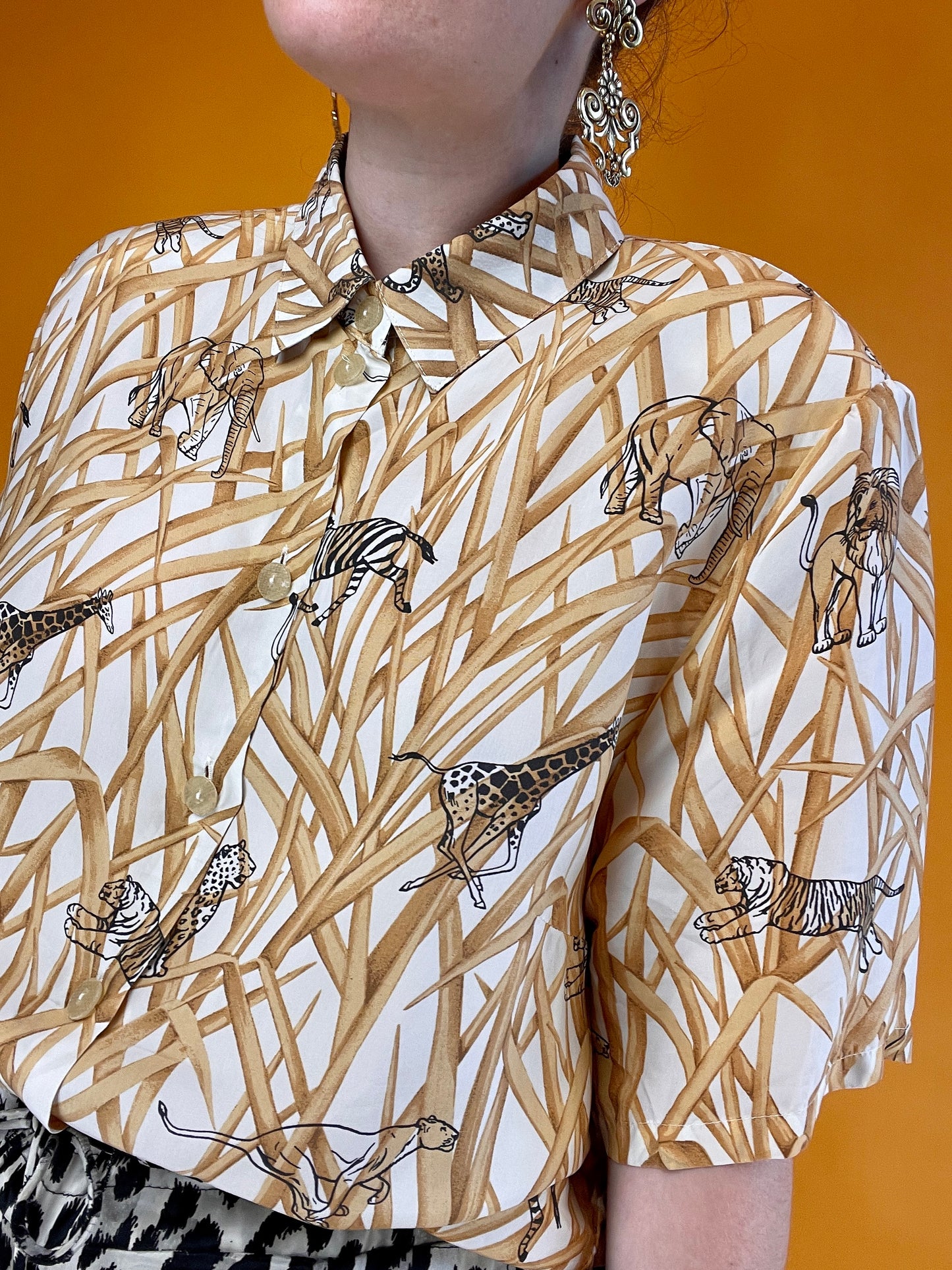 „Hide and Seek“-Seidenshirt mit tierischen Überraschungen zwischen wildwucherndem Steppengras