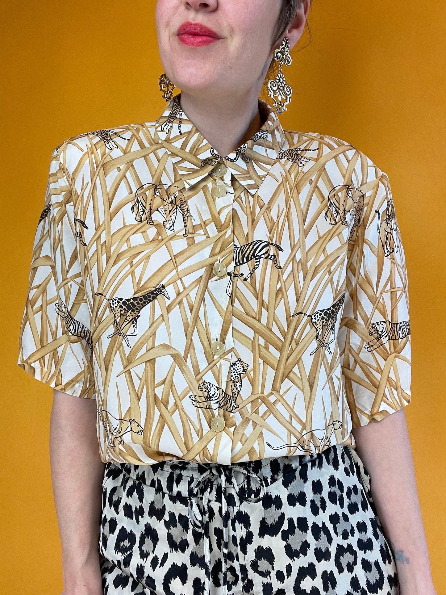 „Hide and Seek“-Seidenshirt mit tierischen Überraschungen zwischen wildwucherndem Steppengras