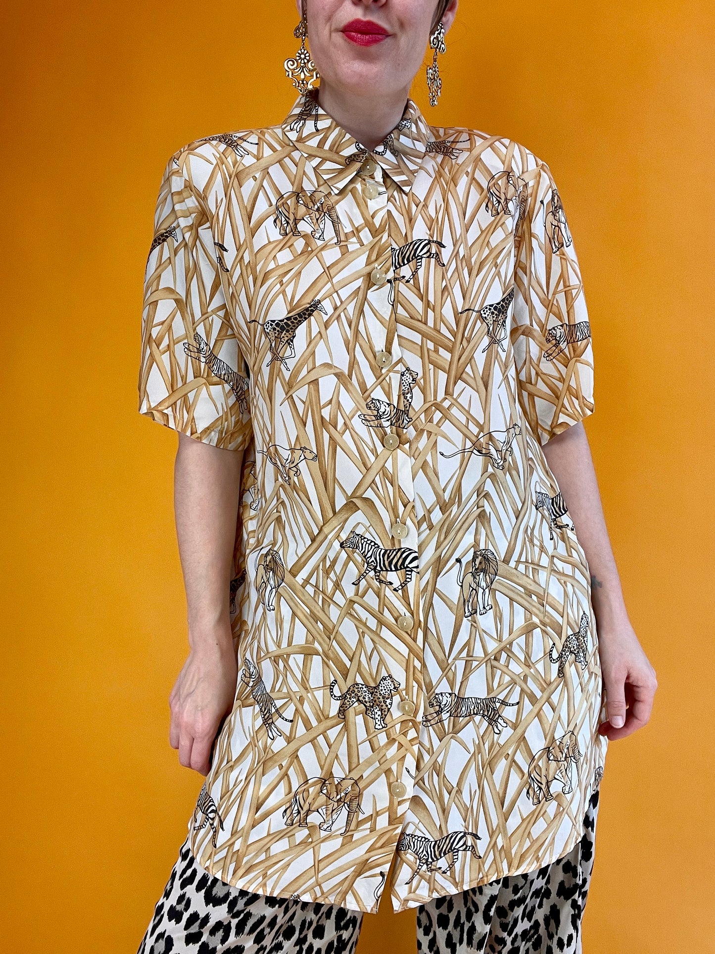 „Hide and Seek“-Seidenshirt mit tierischen Überraschungen zwischen wildwucherndem Steppengras