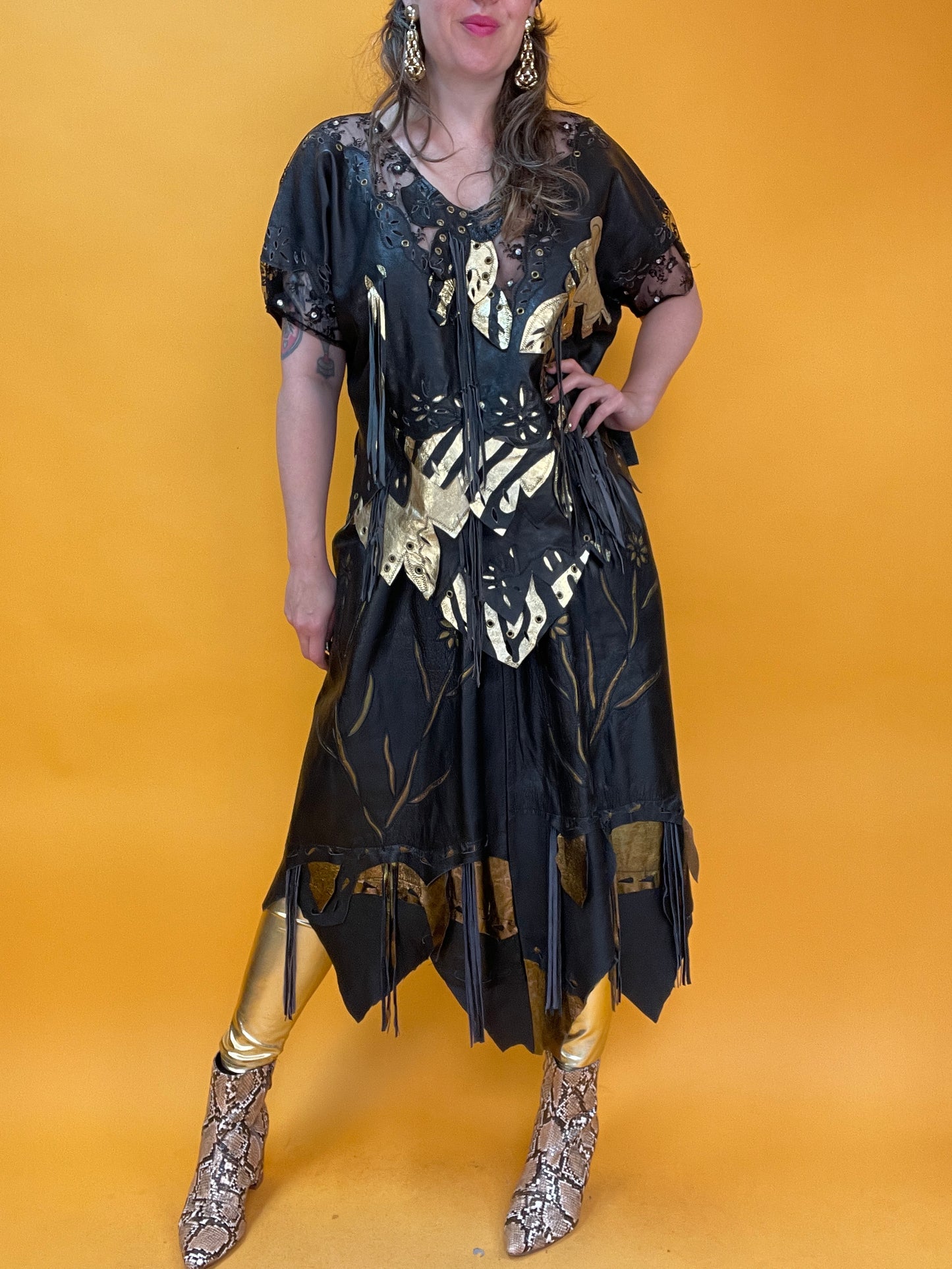 Opulent verziertes 80s Ledershirt mit Fransen, Nieten und Spitze
