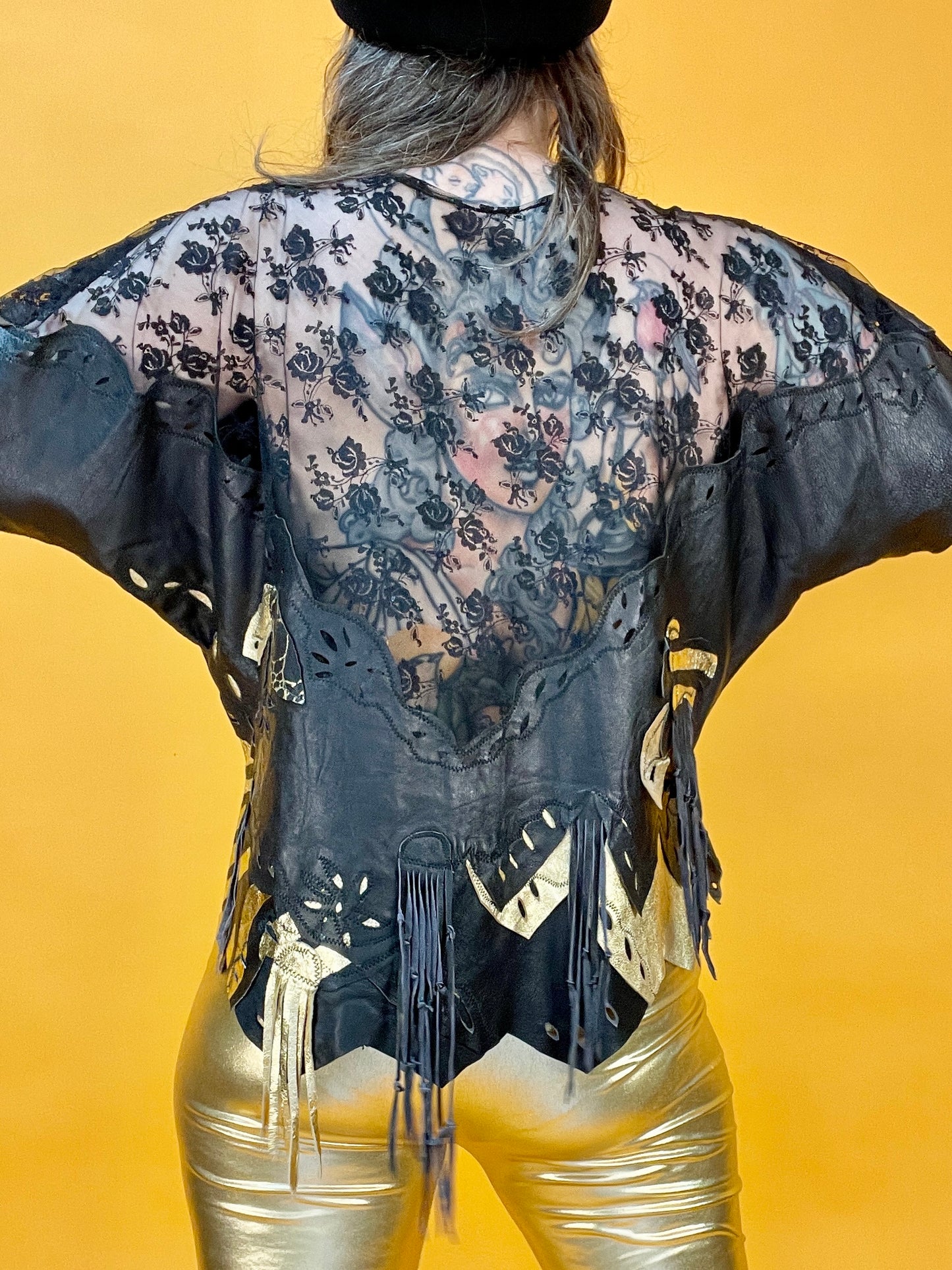 Opulent verziertes 80s Ledershirt mit Fransen, Nieten und Spitze