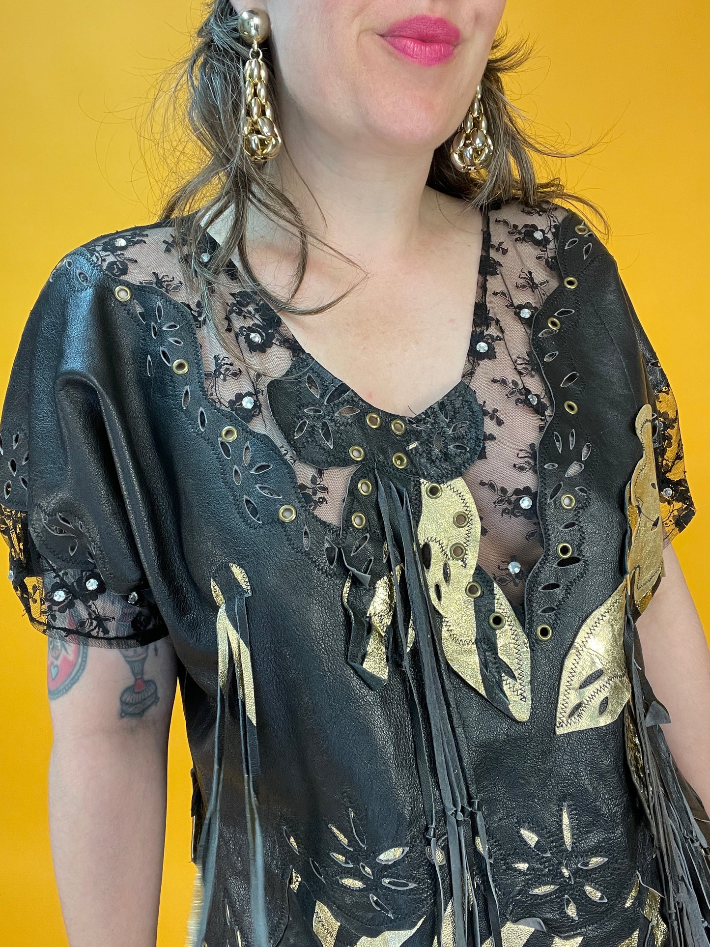 Opulent verziertes 80s Ledershirt mit Fransen, Nieten und Spitze