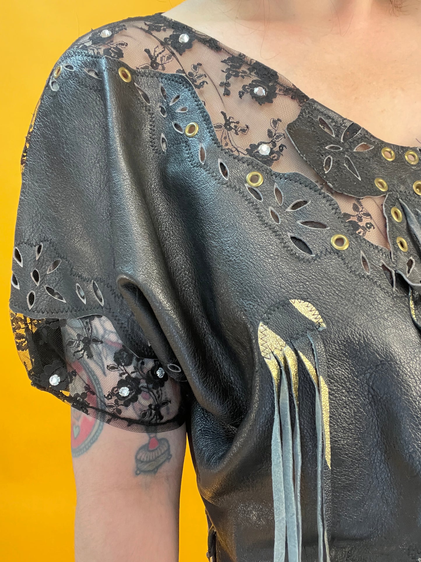 Opulent verziertes 80s Ledershirt mit Fransen, Nieten und Spitze
