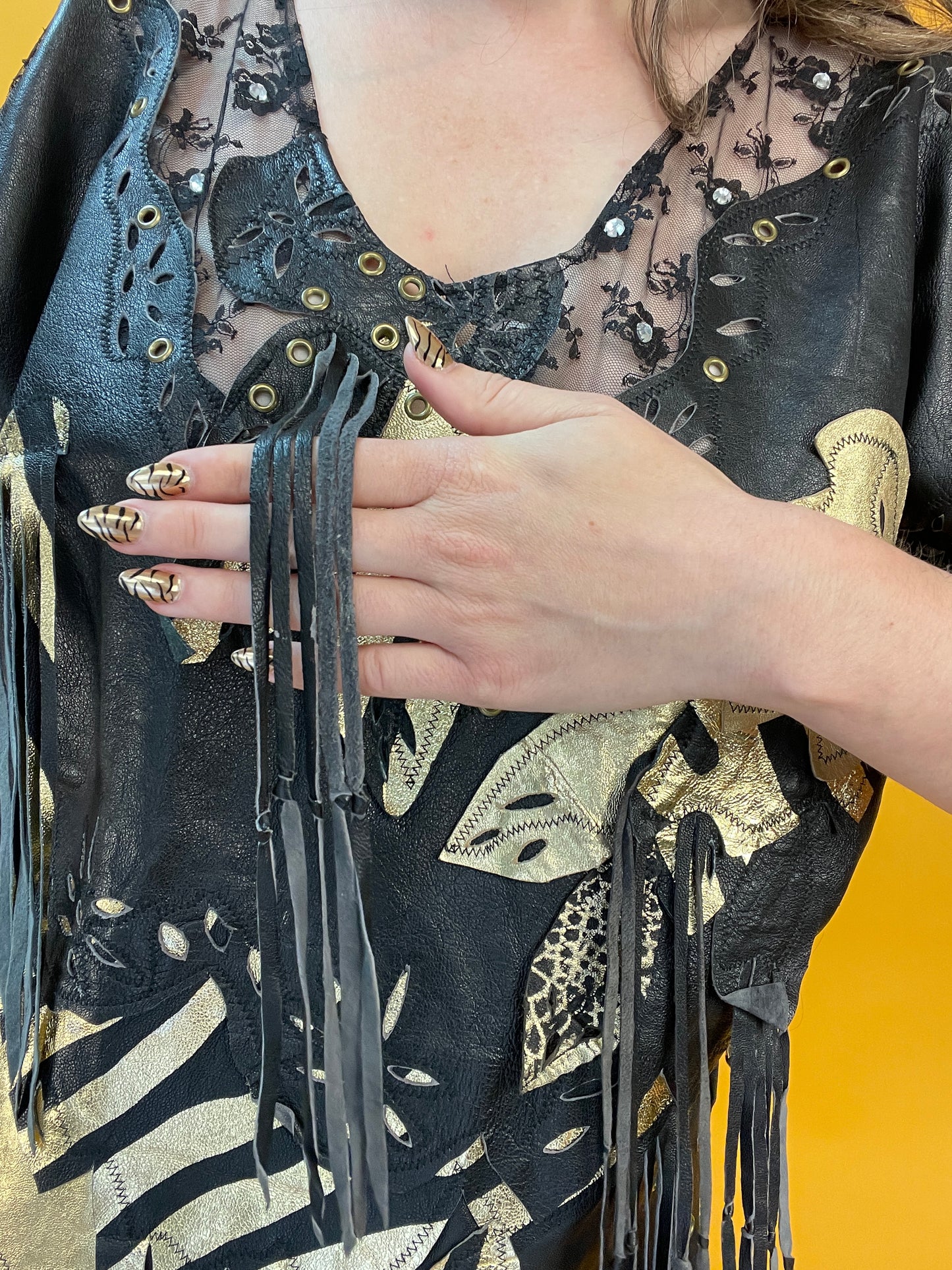 Opulent verziertes 80s Ledershirt mit Fransen, Nieten und Spitze