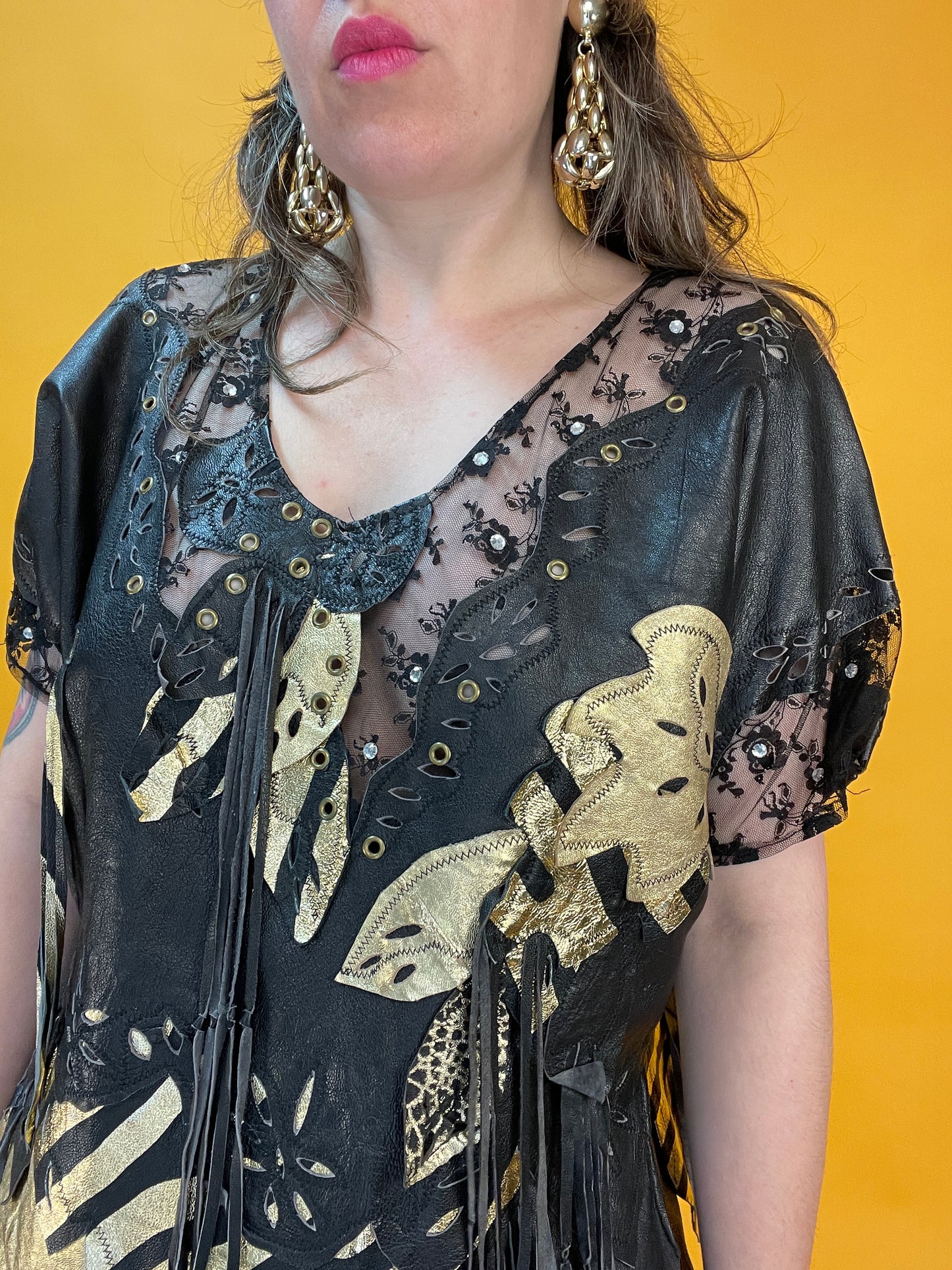 Opulent verziertes 80s Ledershirt mit Fransen, Nieten und Spitze