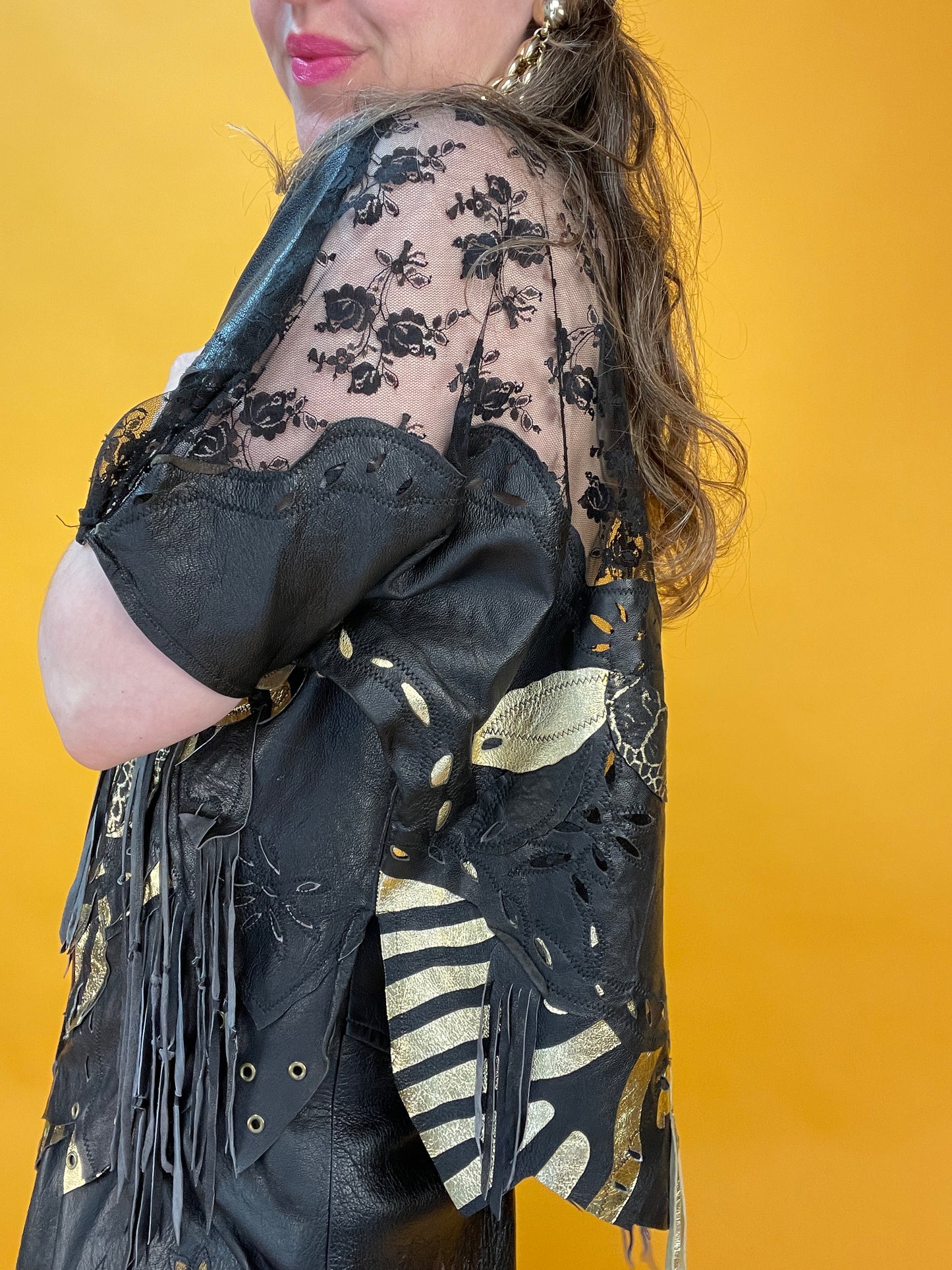 Opulent verziertes 80s Ledershirt mit Fransen, Nieten und Spitze