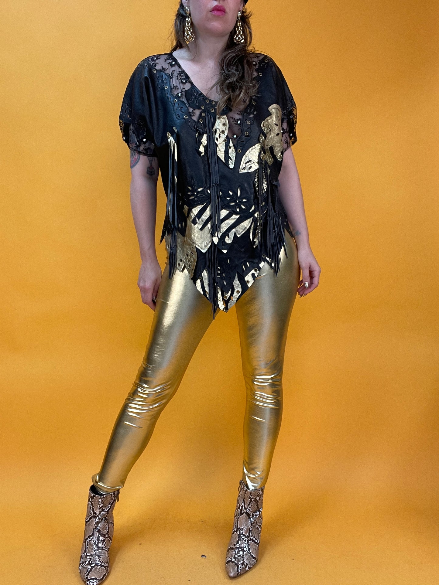Opulent verziertes 80s Ledershirt mit Fransen, Nieten und Spitze