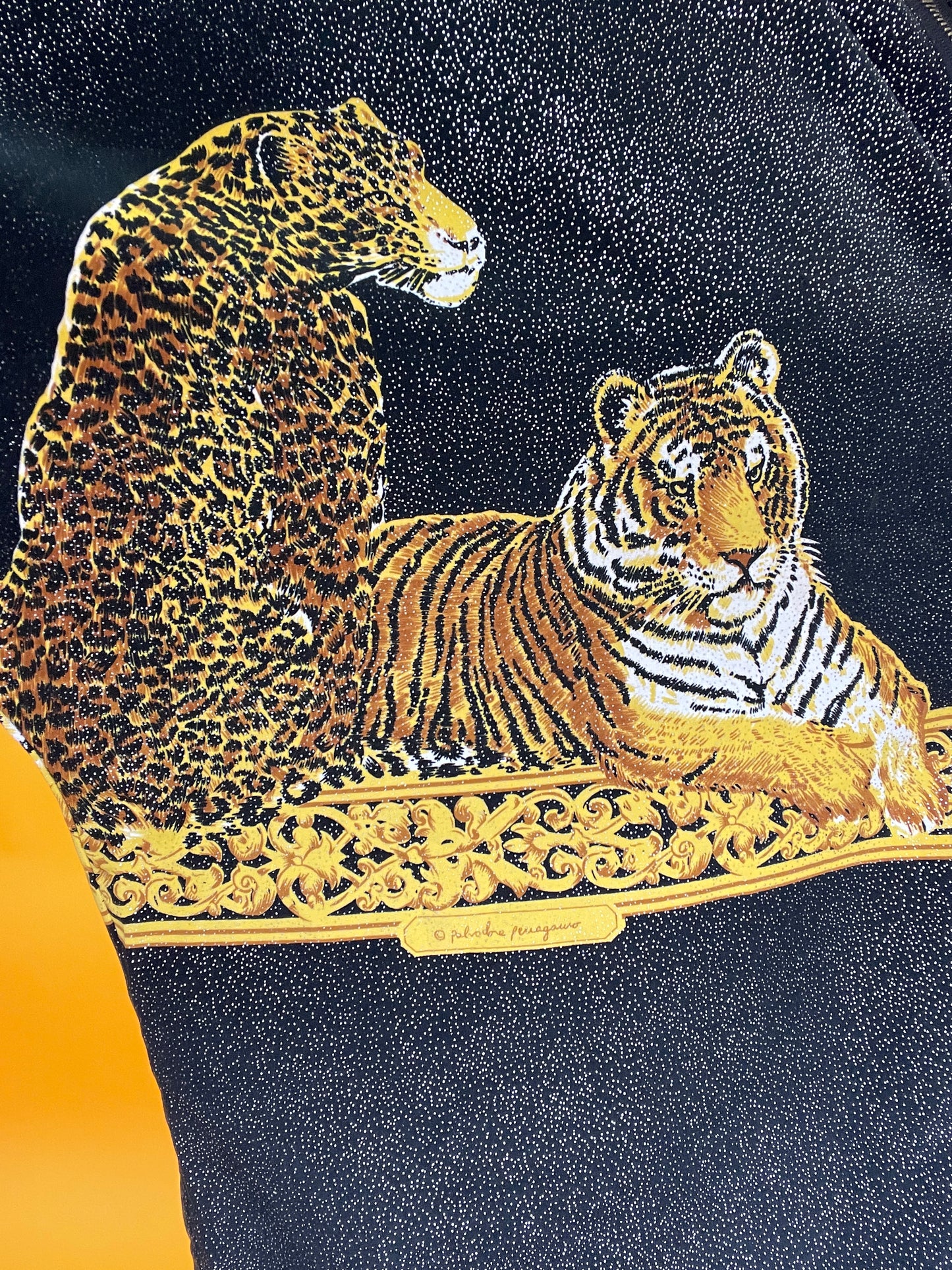 Famoses 80s/90s Shirt mit glitzerndem Wildkatzenprint
