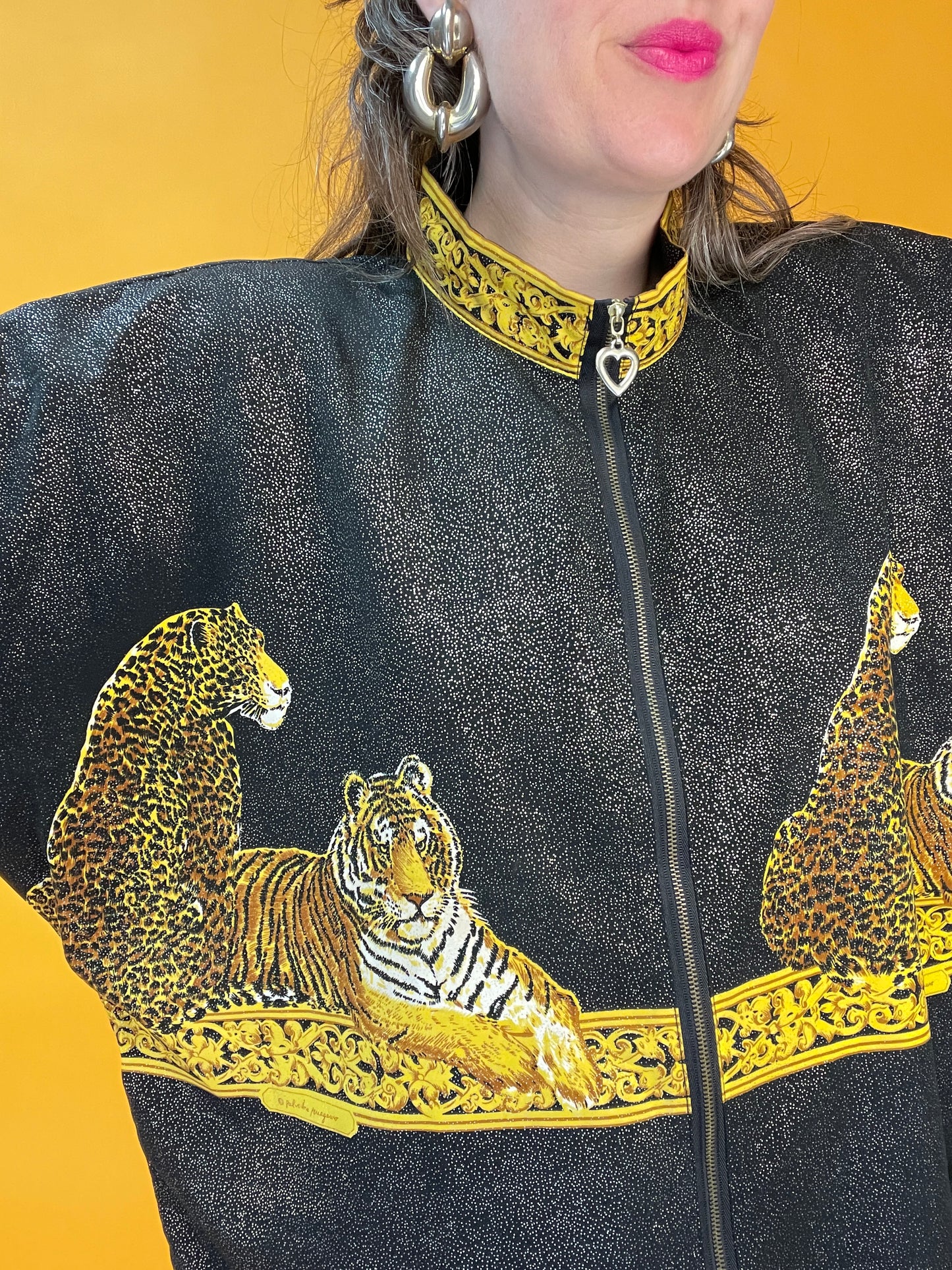 Famoses 80s/90s Shirt mit glitzerndem Wildkatzenprint