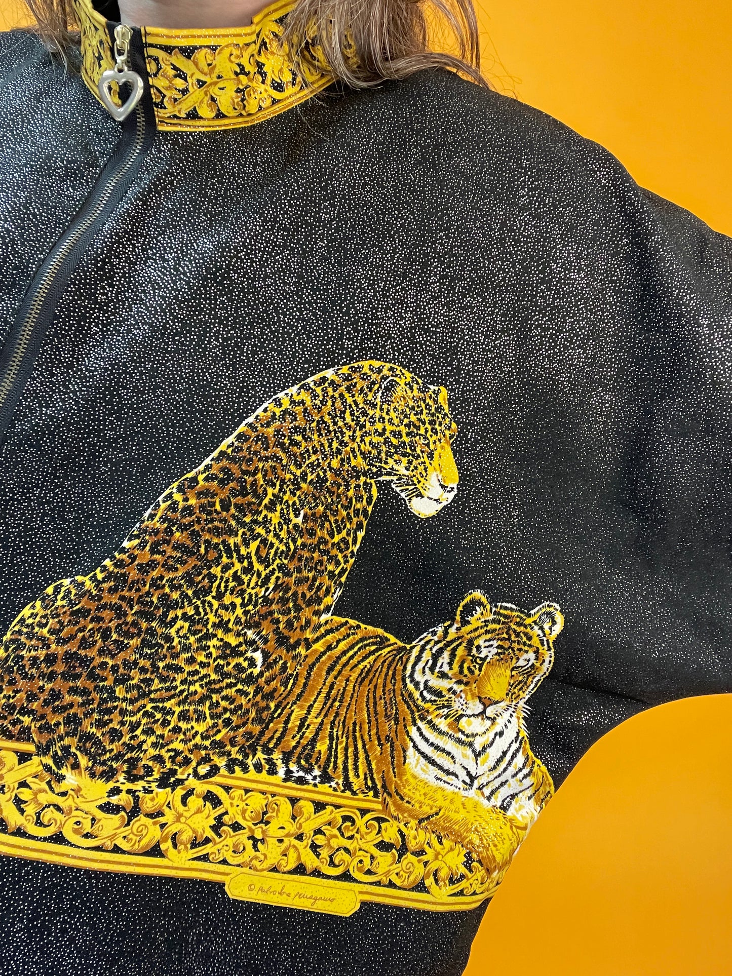 Famoses 80s/90s Shirt mit glitzerndem Wildkatzenprint