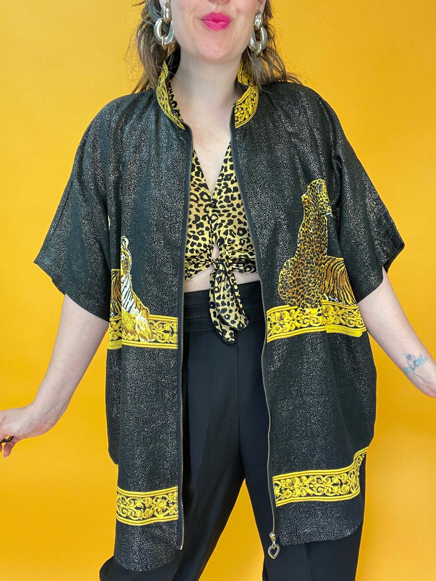 Famoses 80s/90s Shirt mit glitzerndem Wildkatzenprint