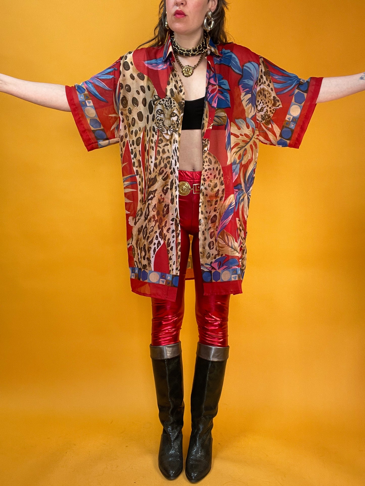 Sommerliches Longshirt mit großformatigen Leoparden im Blätterdschungel
