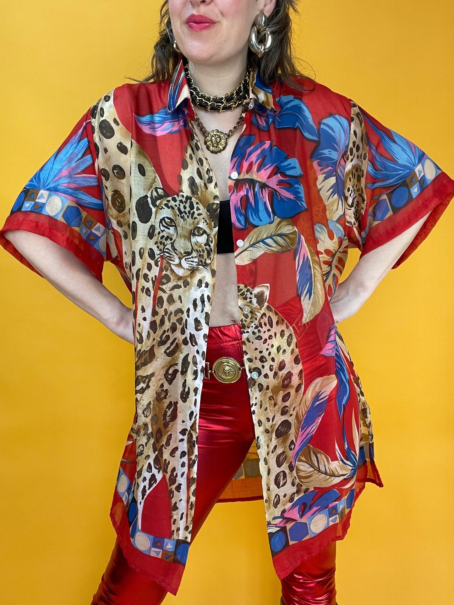 Sommerliches Longshirt mit großformatigen Leoparden im Blätterdschungel