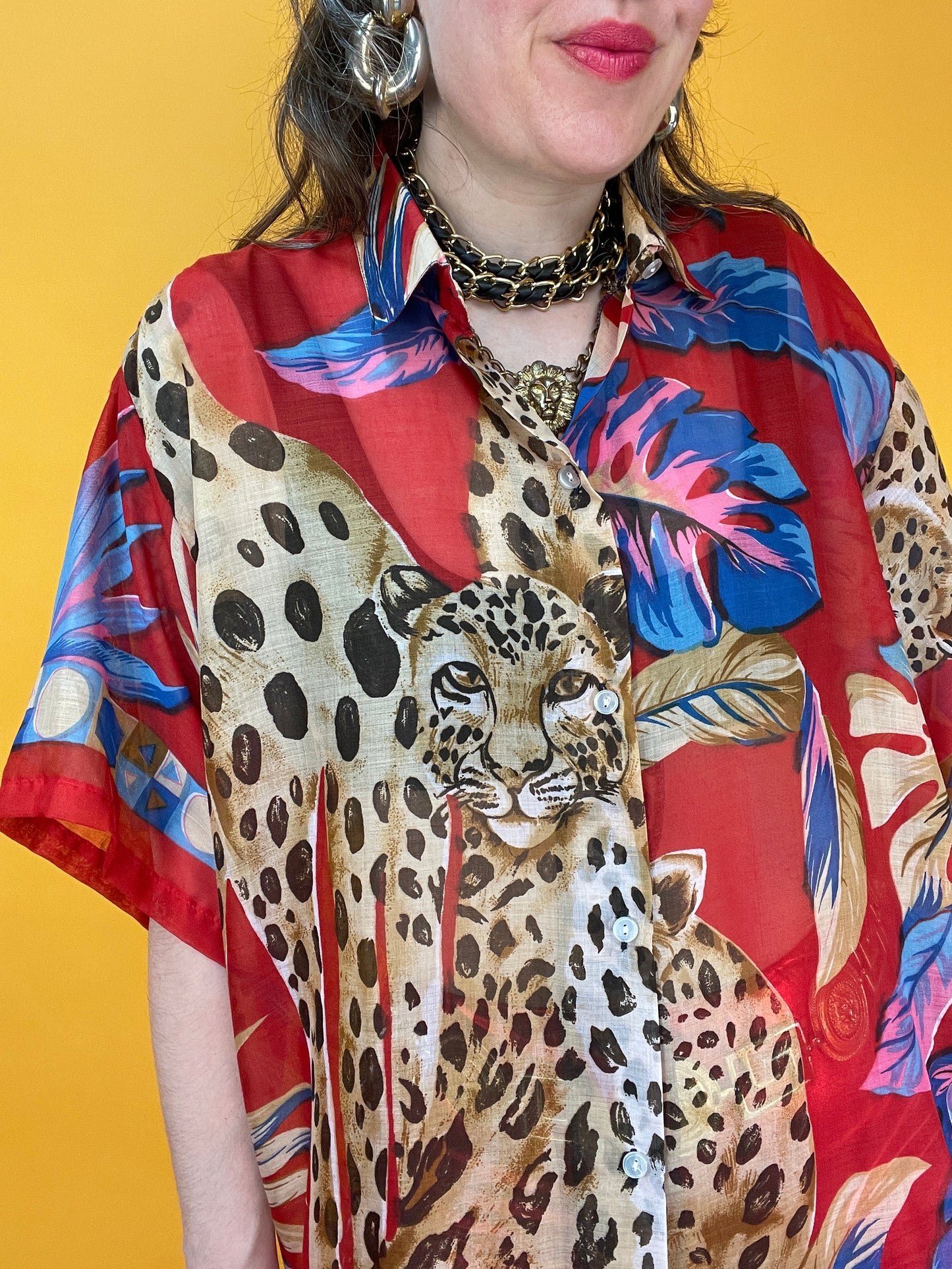 Sommerliches Longshirt mit großformatigen Leoparden im Blätterdschungel