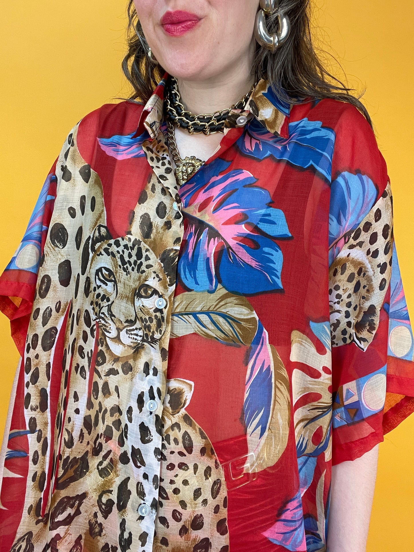 Sommerliches Longshirt mit großformatigen Leoparden im Blätterdschungel