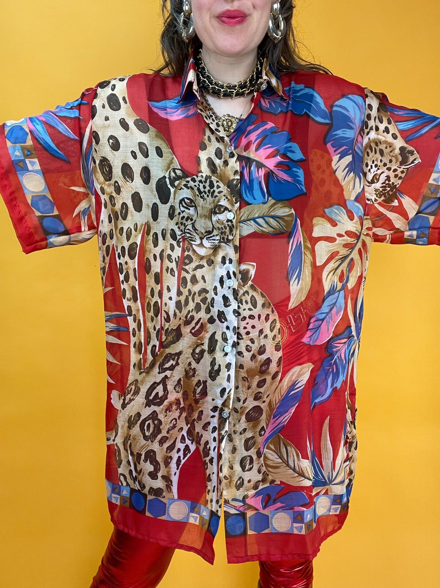 Sommerliches Longshirt mit großformatigen Leoparden im Blätterdschungel
