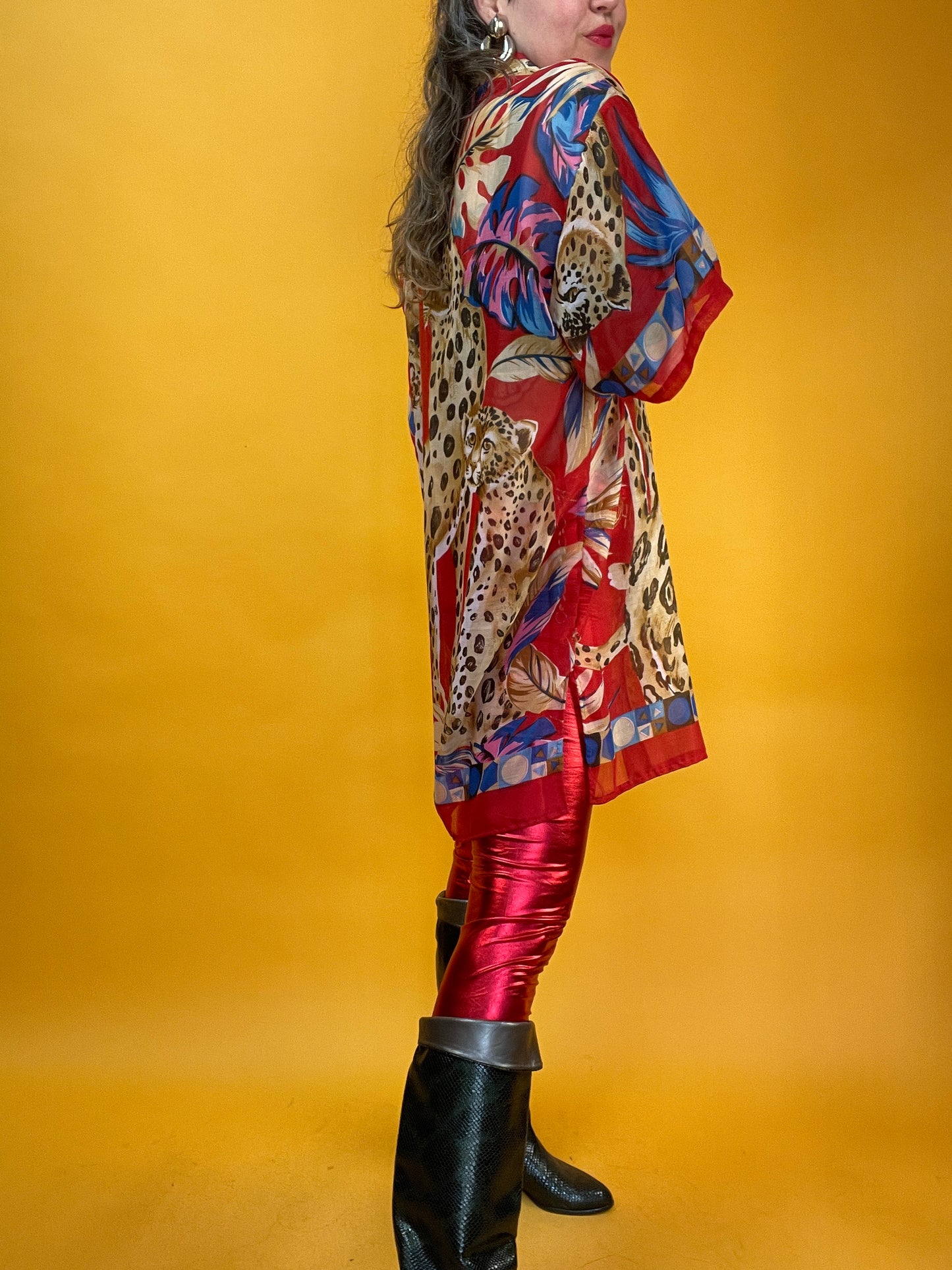 Sommerliches Longshirt mit großformatigen Leoparden im Blätterdschungel