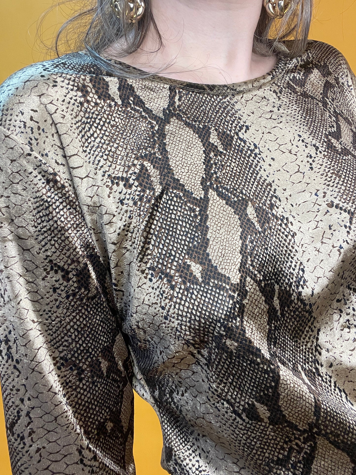 90s Samtshirt mit glänzendem Schlangenhautprint