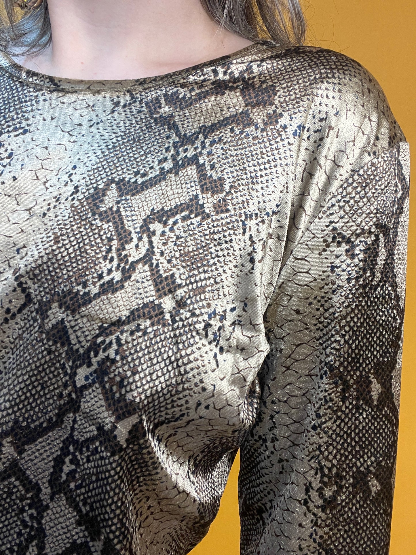 90s Samtshirt mit glänzendem Schlangenhautprint