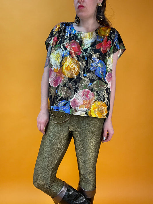 Lurextop mit fettem Blumenmuster und glänzenden Ornamenten