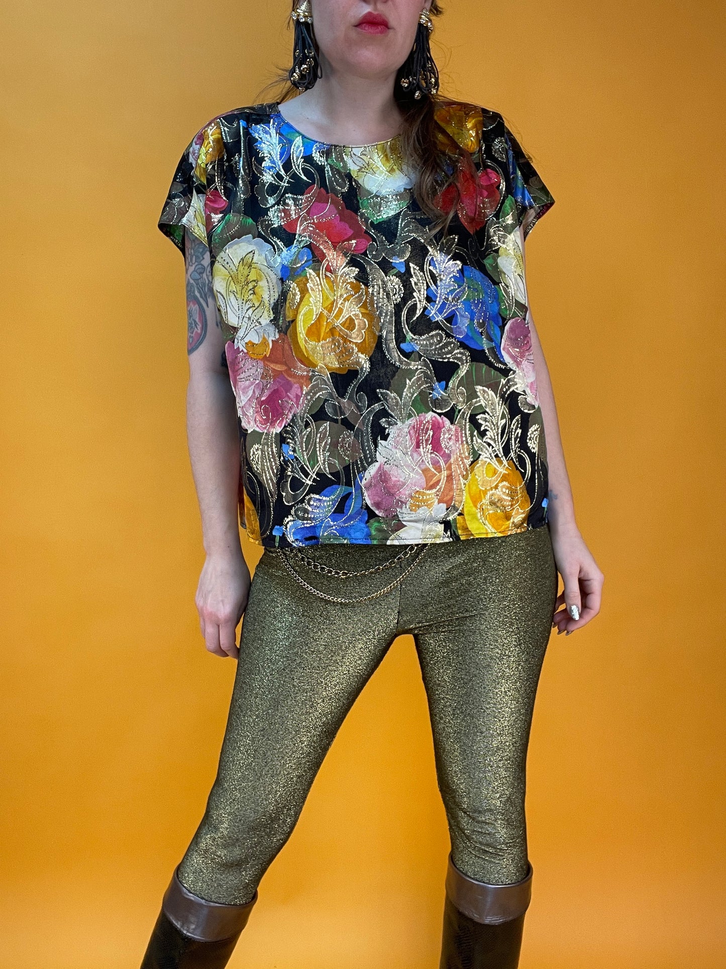 Lurextop mit fettem Blumenmuster und glänzenden Ornamenten