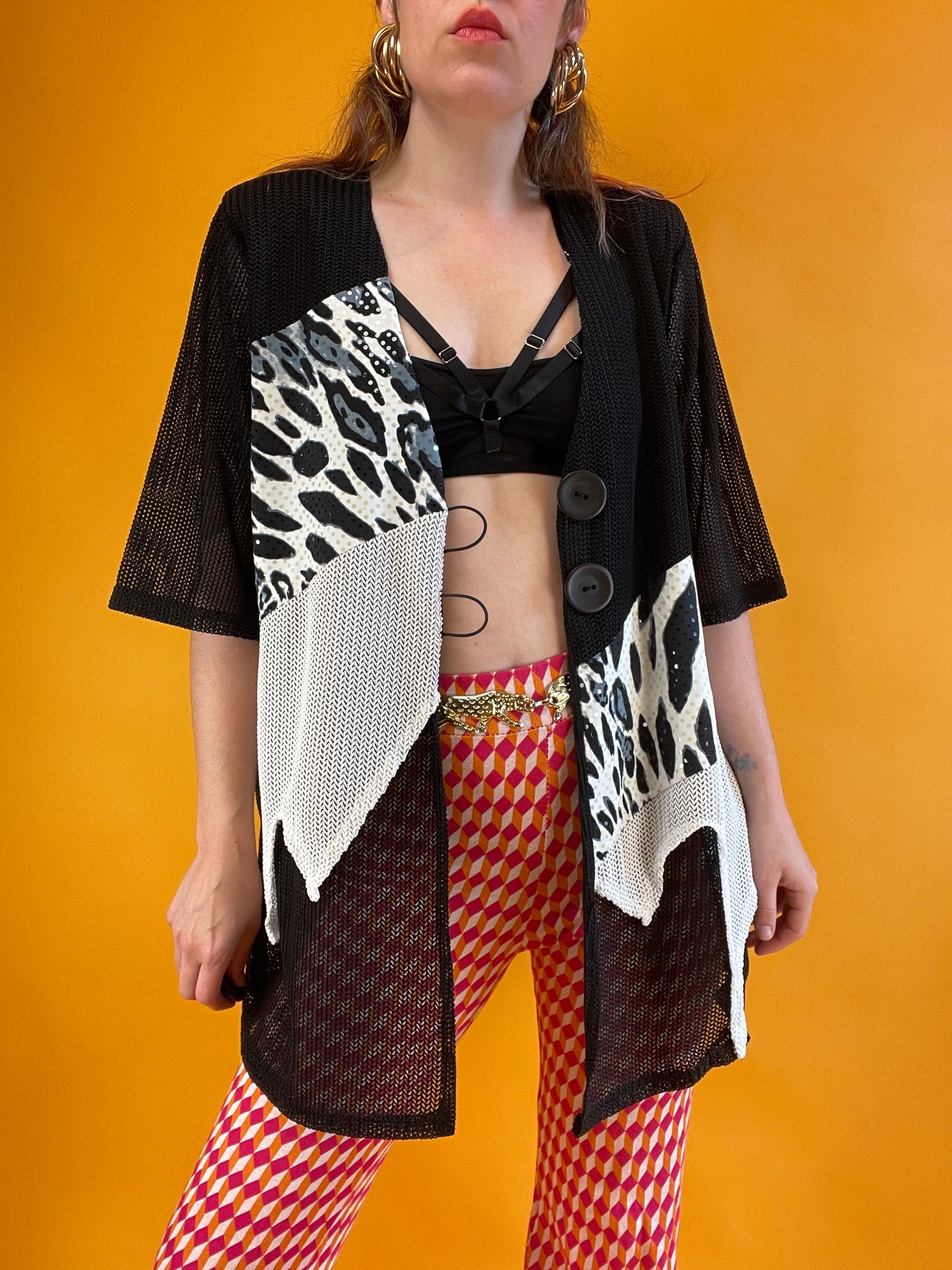 Monochromes 90s y2k Netzshirt mit glitzerndem Leopatchwork
