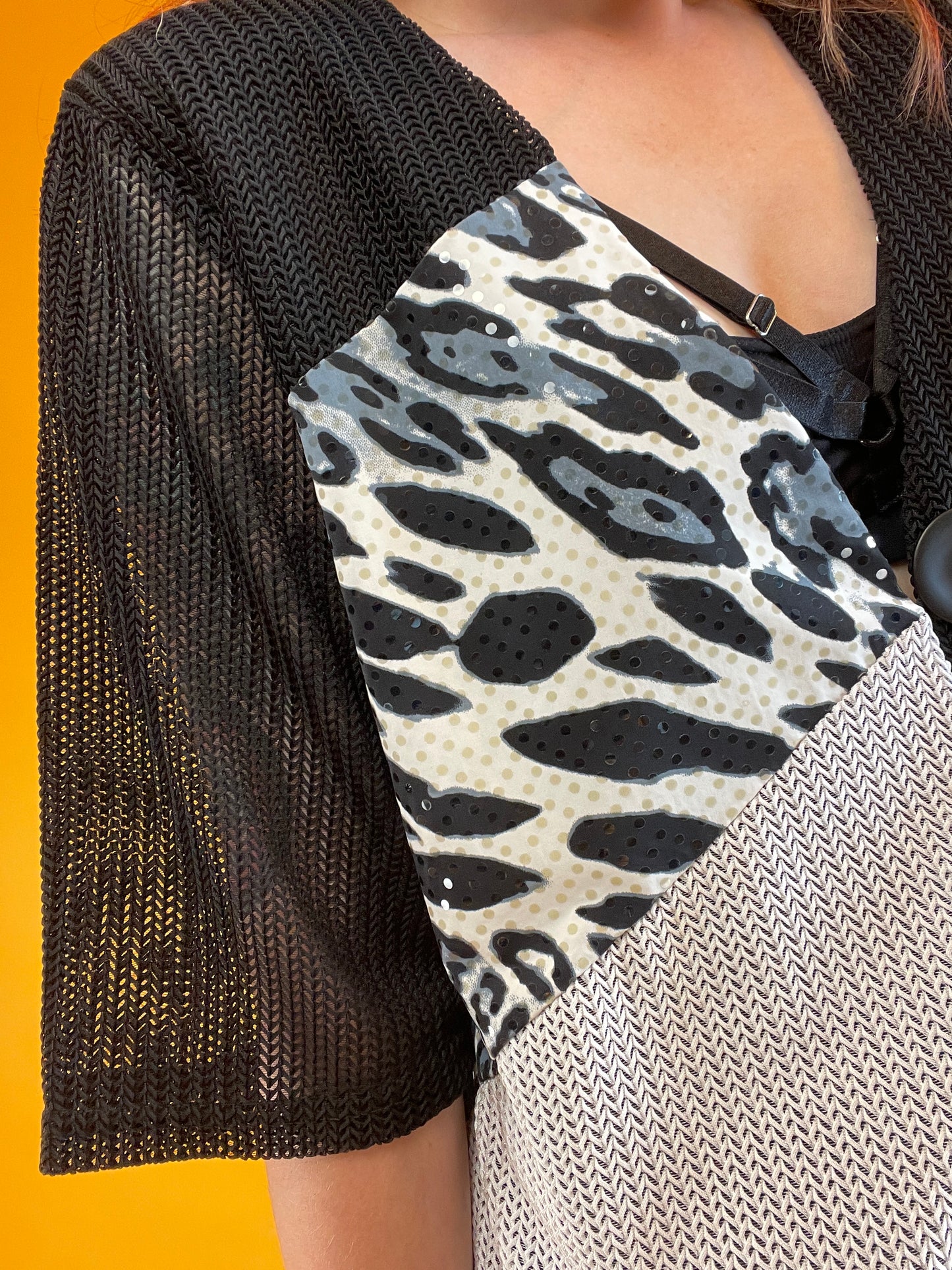Monochromes 90s y2k Netzshirt mit glitzerndem Leopatchwork
