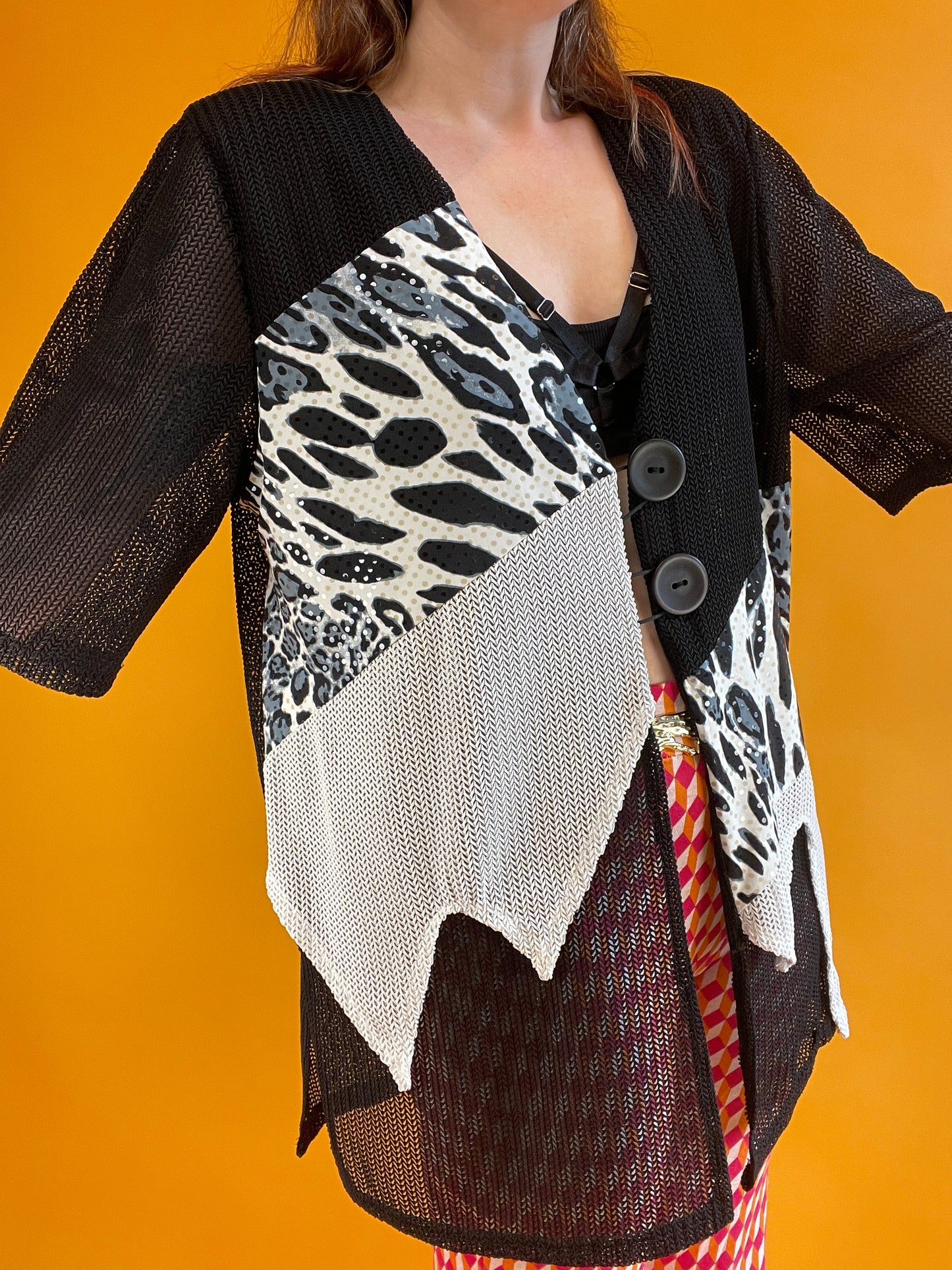 Monochromes 90s y2k Netzshirt mit glitzerndem Leopatchwork