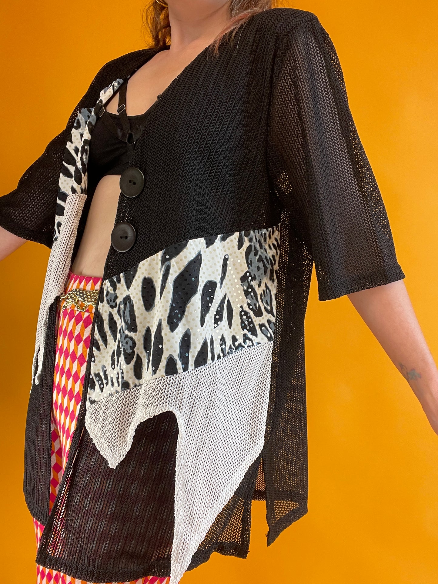 Monochromes 90s y2k Netzshirt mit glitzerndem Leopatchwork