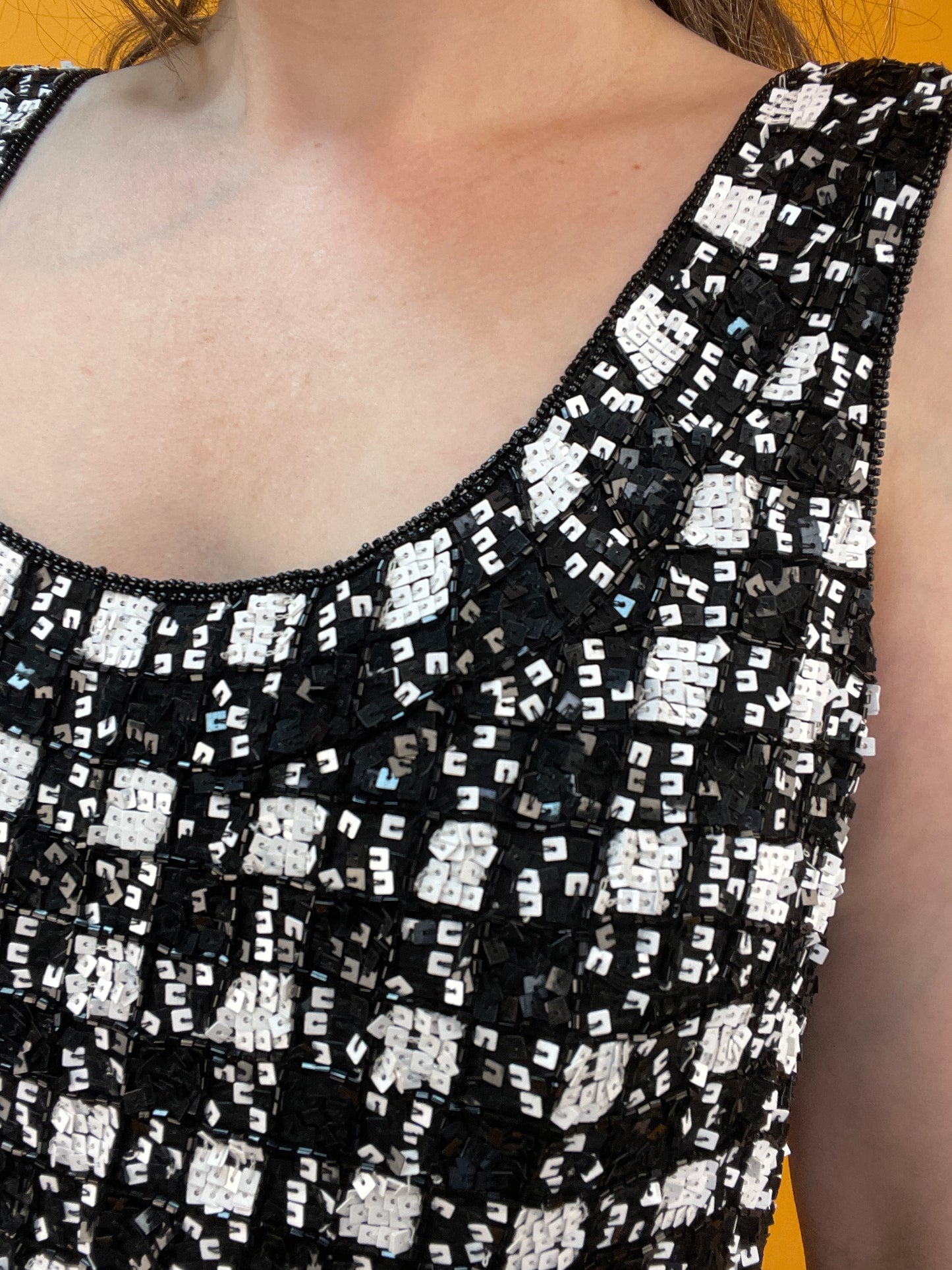 Monochromes Pailettenshirt von Frank Usher