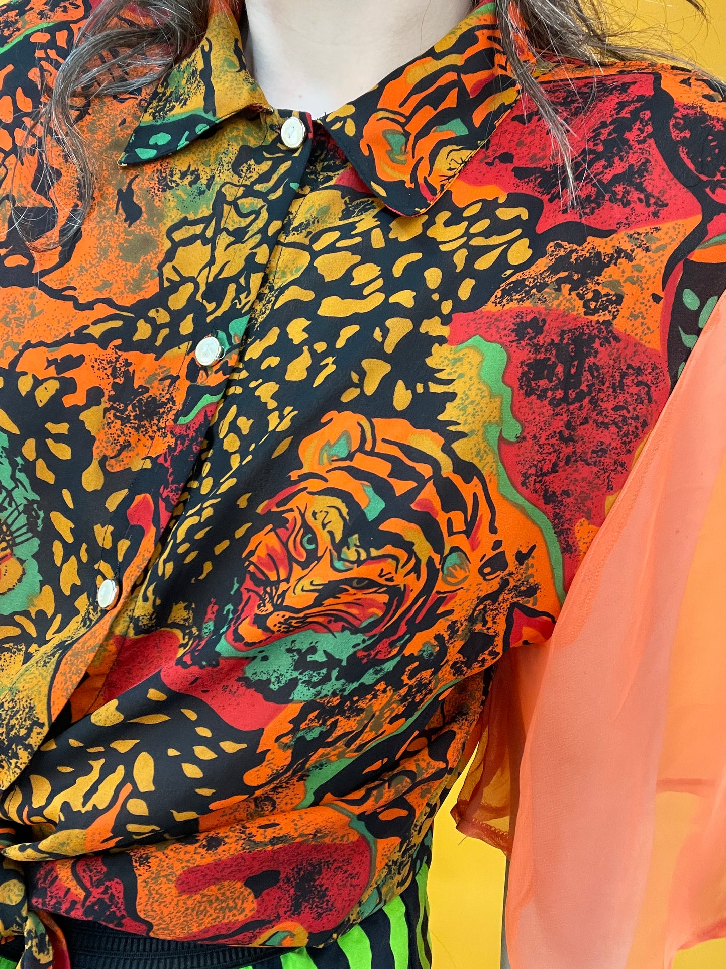 Funky Blusenshirt mit transparenten Ärmeln und Tigerköpfen