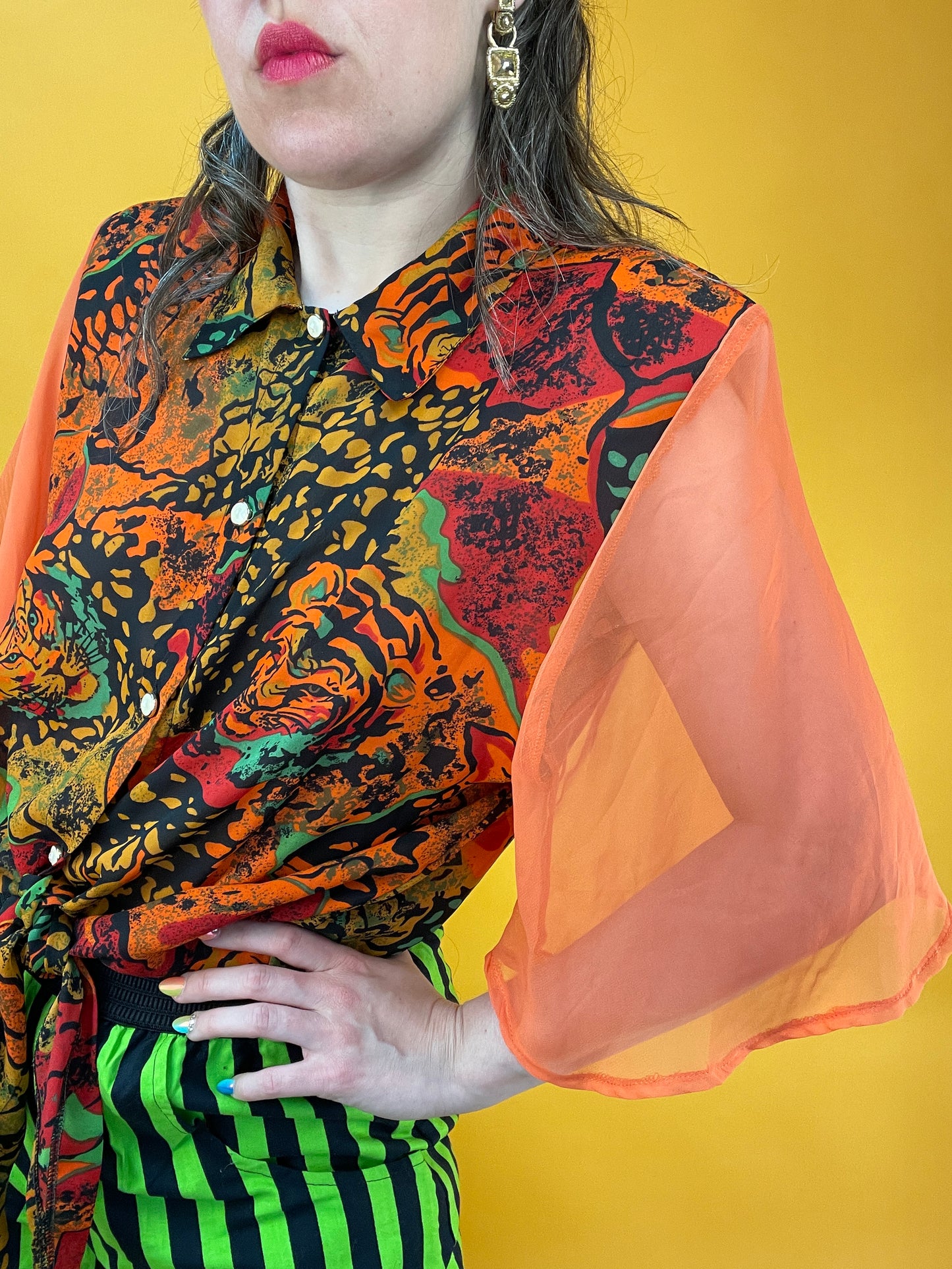 Funky Blusenshirt mit transparenten Ärmeln und Tigerköpfen