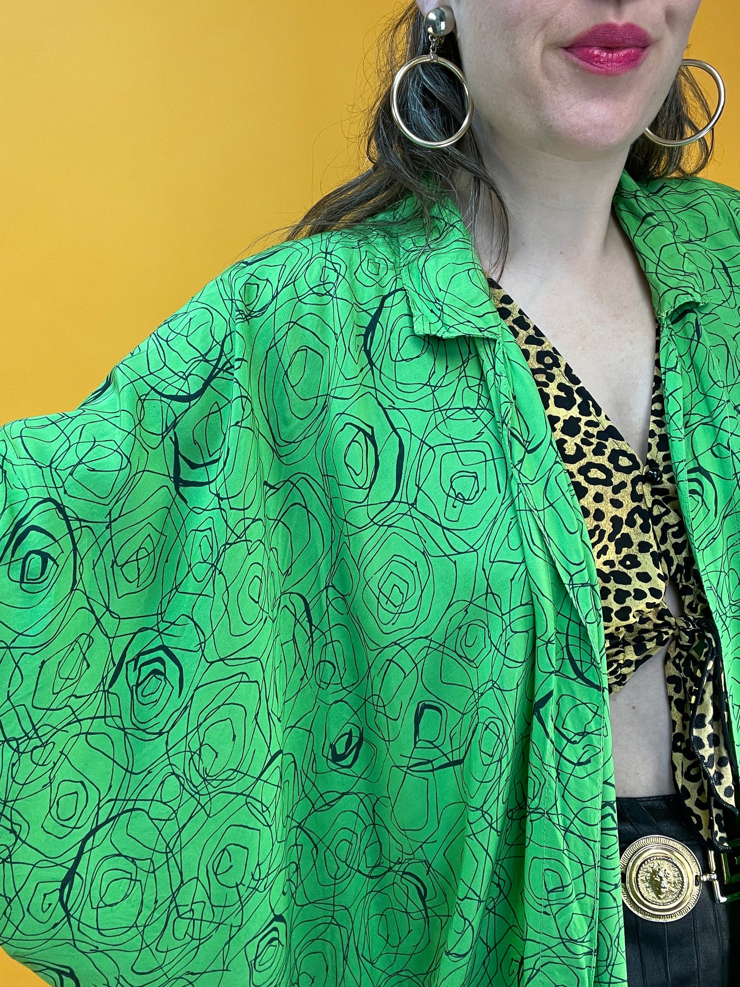 Grasgrünes 80s Kimonoshirt mit artsy „Kitzel“print