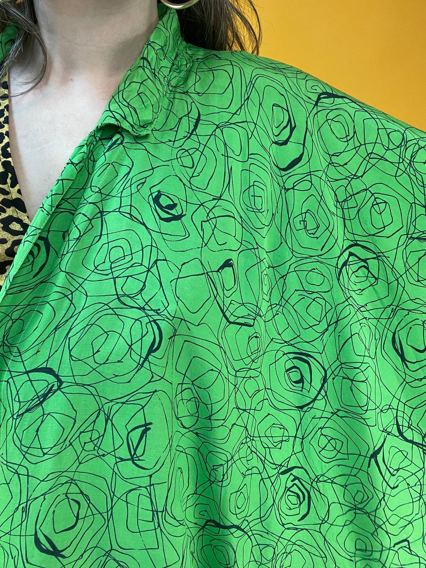Grasgrünes 80s Kimonoshirt mit artsy „Kitzel“print