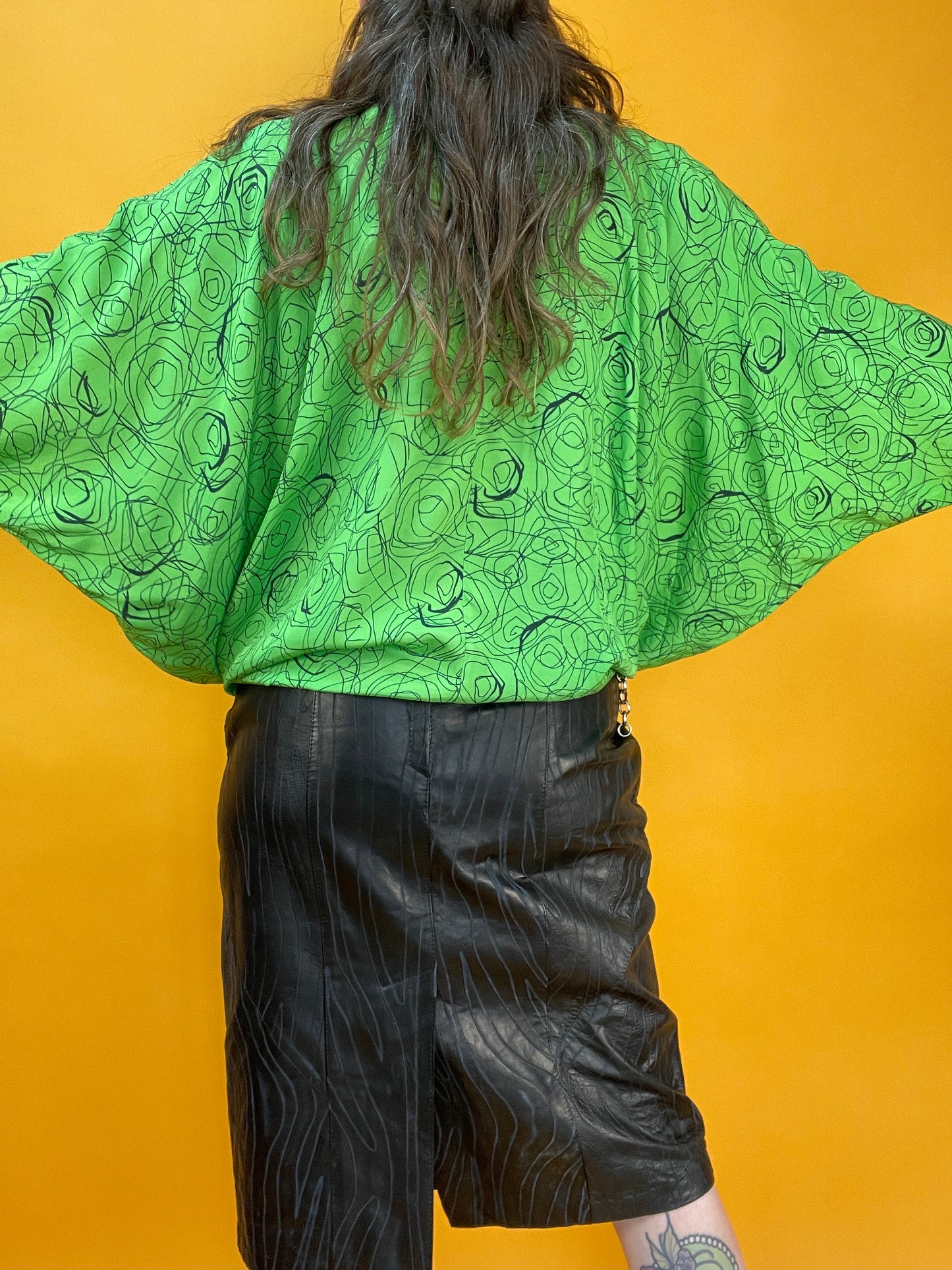 Grasgrünes 80s Kimonoshirt mit artsy „Kitzel“print