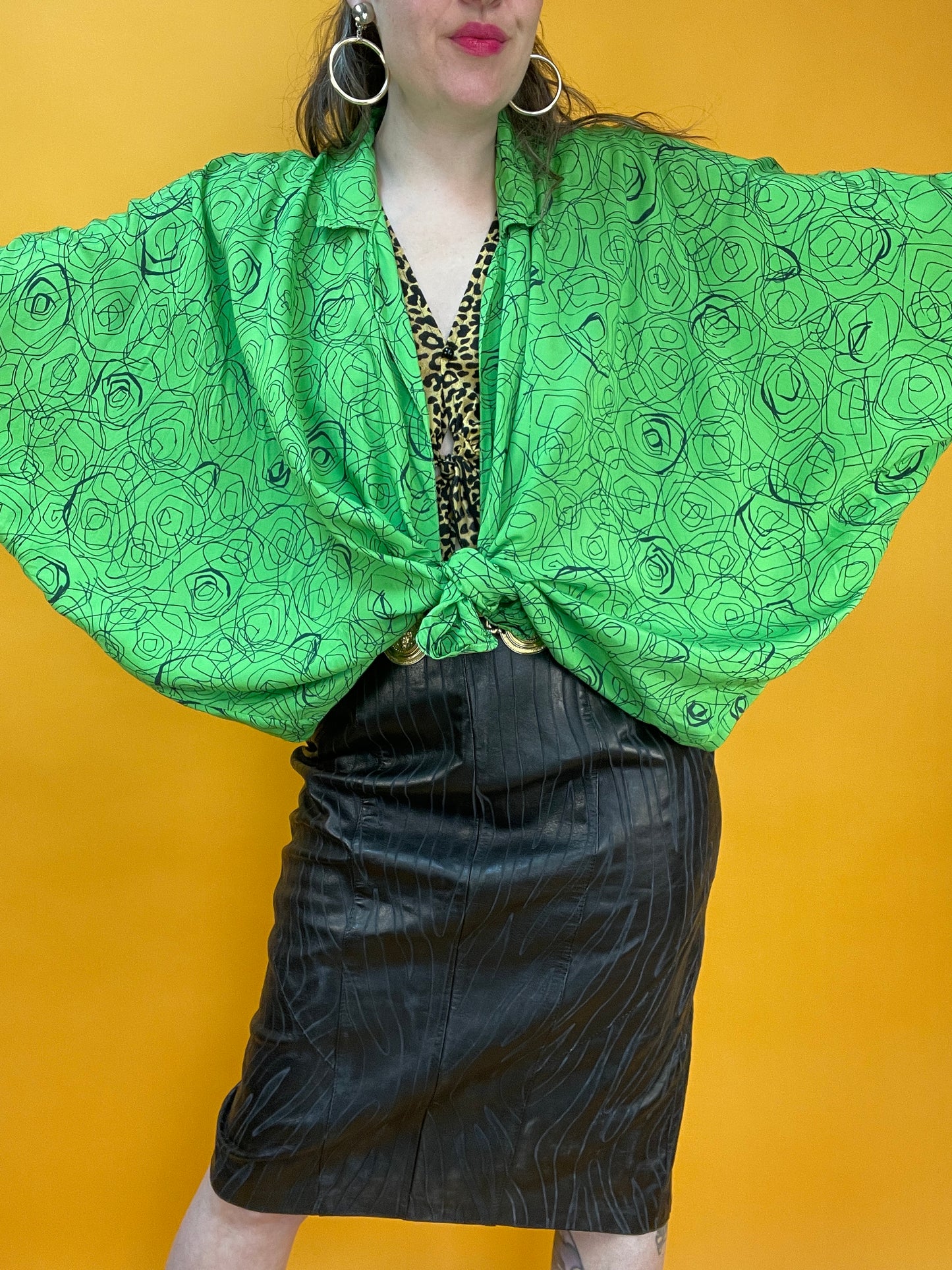 Grasgrünes 80s Kimonoshirt mit artsy „Kitzel“print
