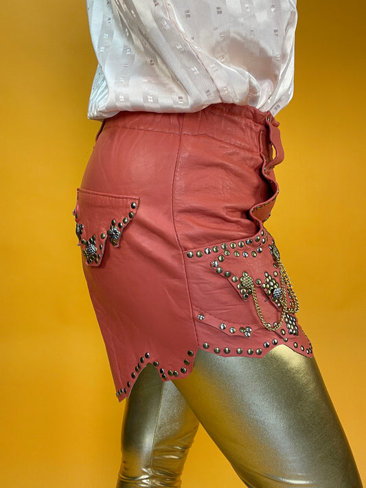 Showstopper Ledershorts mit üppigem Nietenbesatz und Kettchen-Dekor