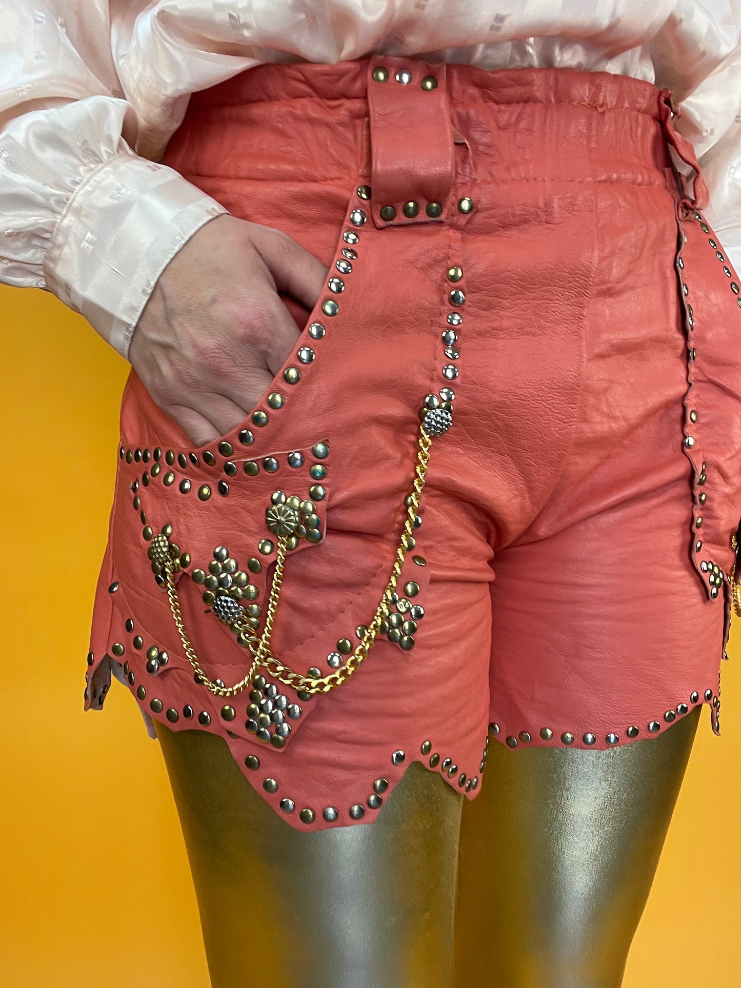 Showstopper Ledershorts mit üppigem Nietenbesatz und Kettchen-Dekor