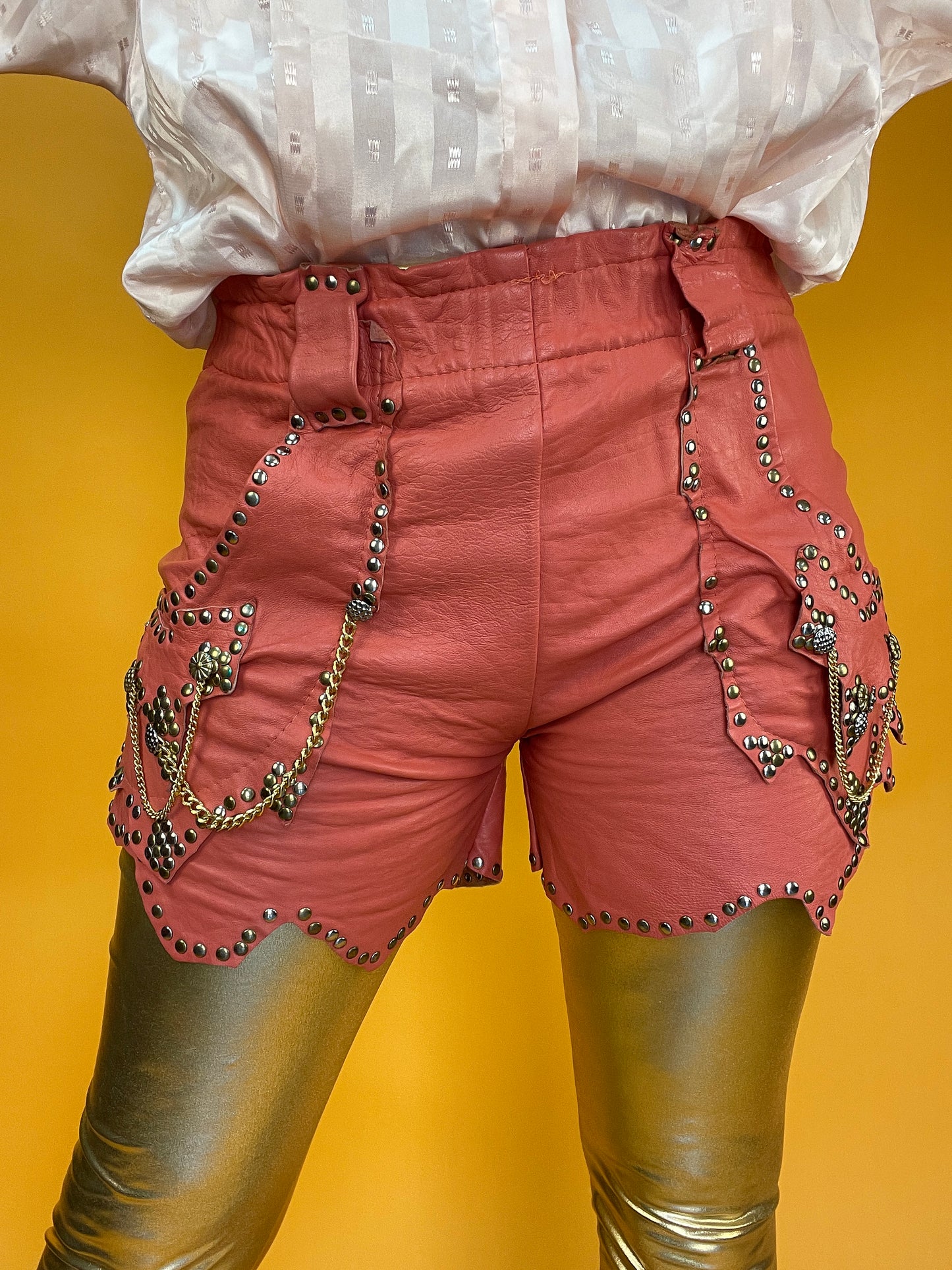 Showstopper Ledershorts mit üppigem Nietenbesatz und Kettchen-Dekor