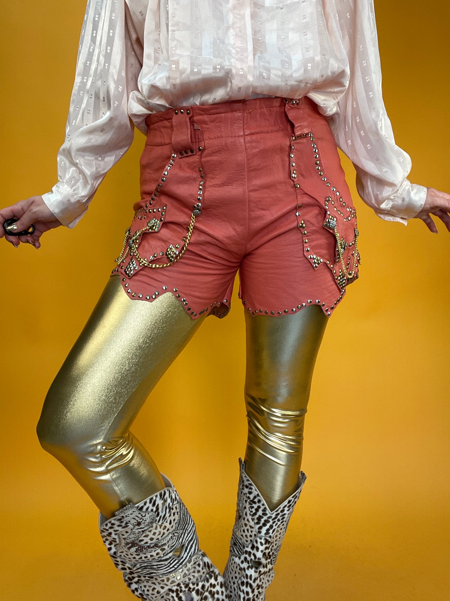 Showstopper Ledershorts mit üppigem Nietenbesatz und Kettchen-Dekor
