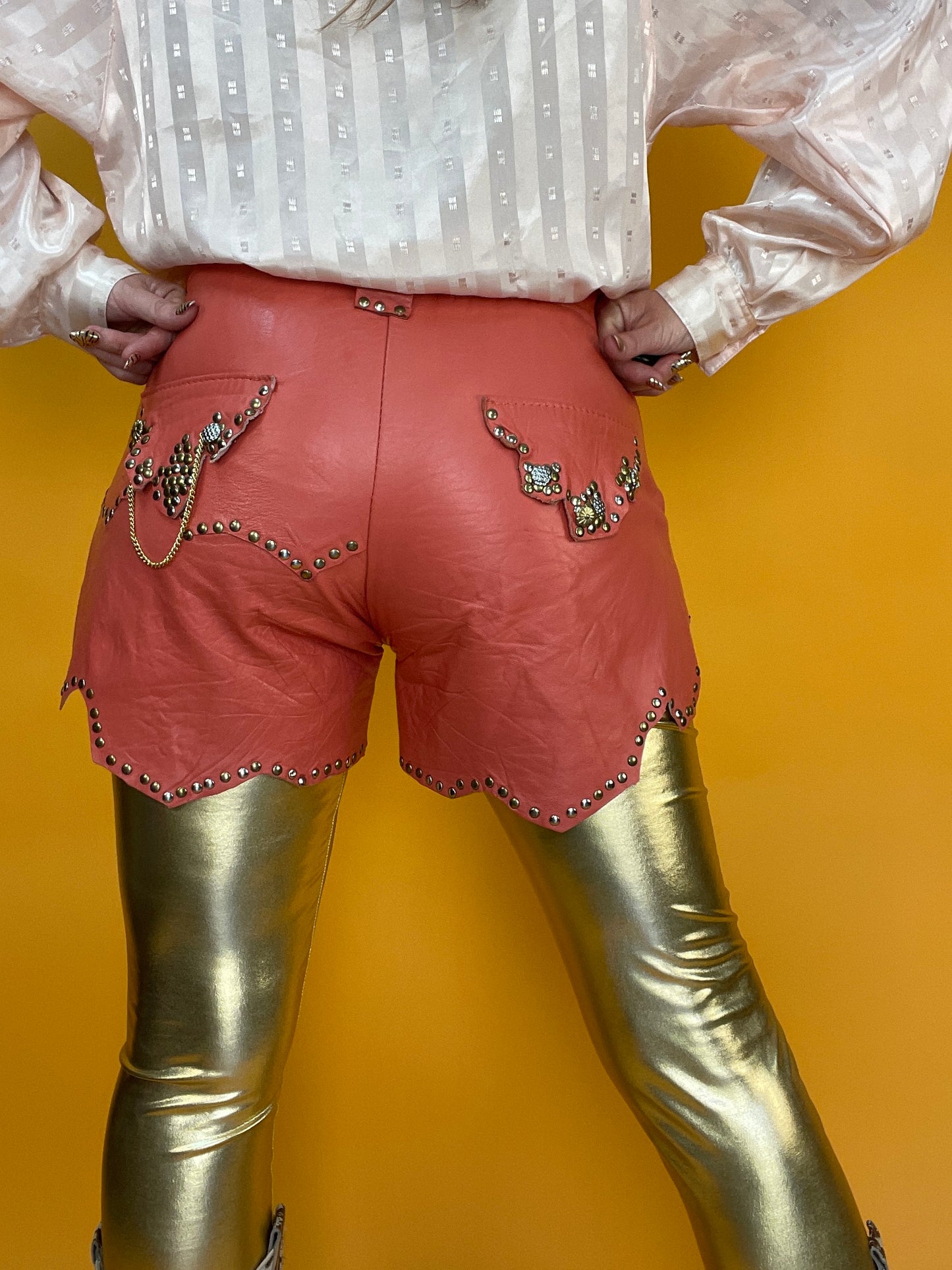 Showstopper Ledershorts mit üppigem Nietenbesatz und Kettchen-Dekor