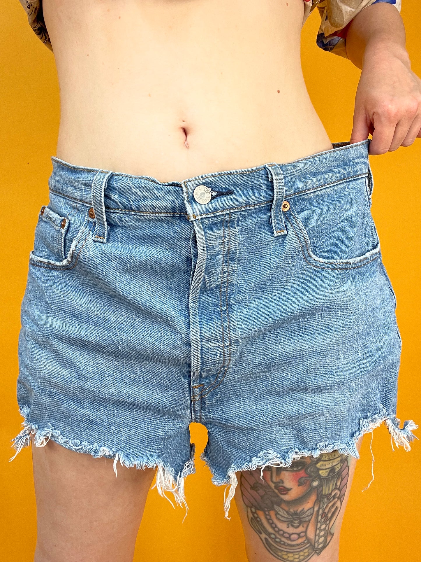 Kurze Lewis Denimshorts mit fransigen Saumkanten