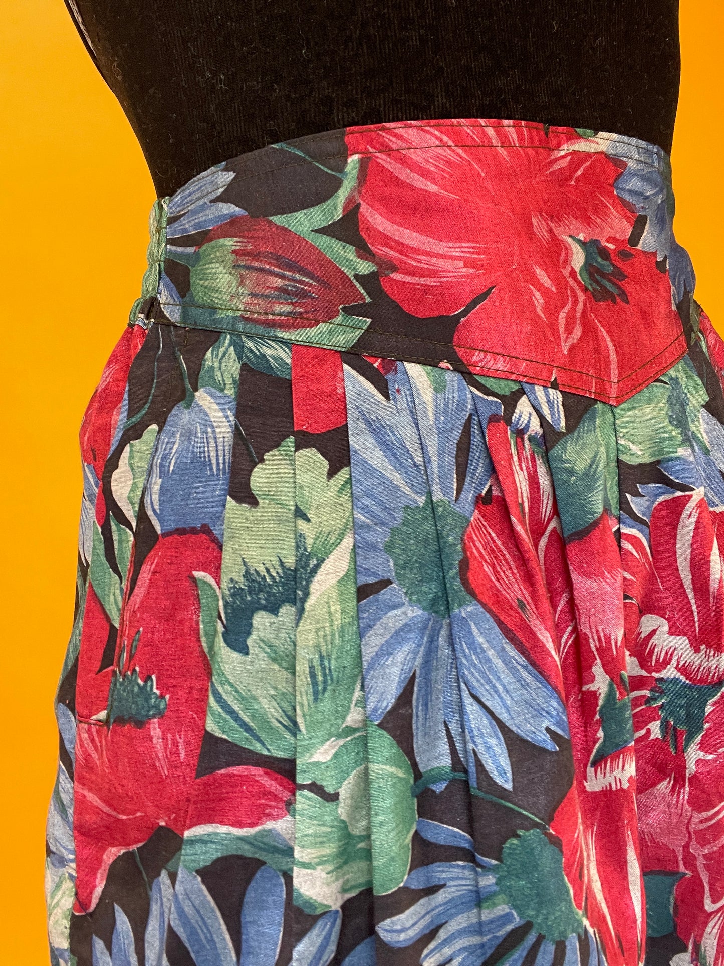 Glänzende Shorts aus Thai Silk