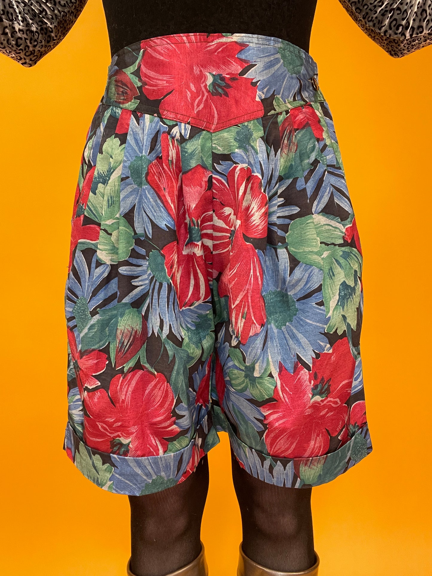 Glänzende Shorts aus Thai Silk