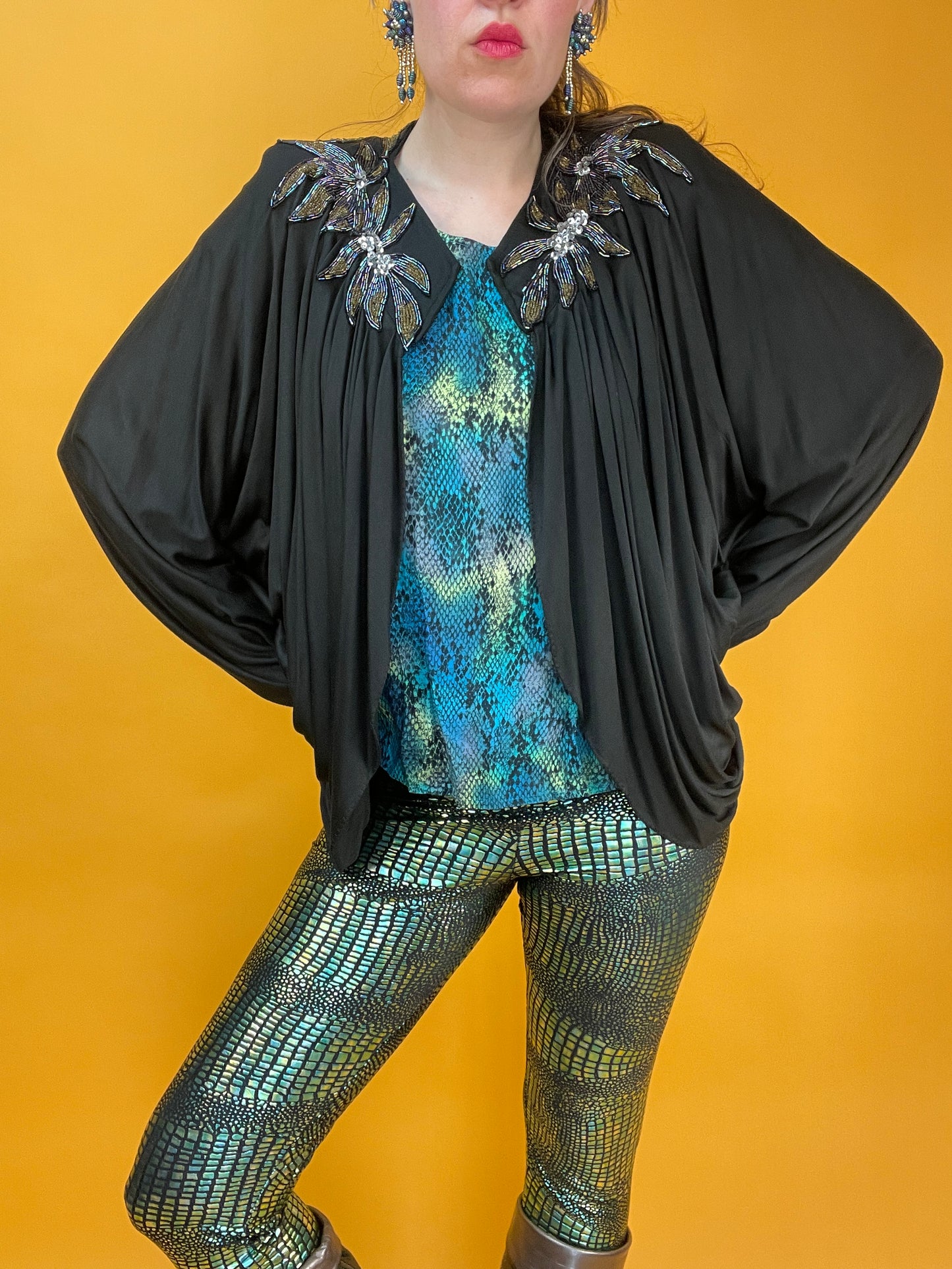 Elegantes Jerseyjäckchen mit Paillettenbesatz und dramatischem Faltenwurf