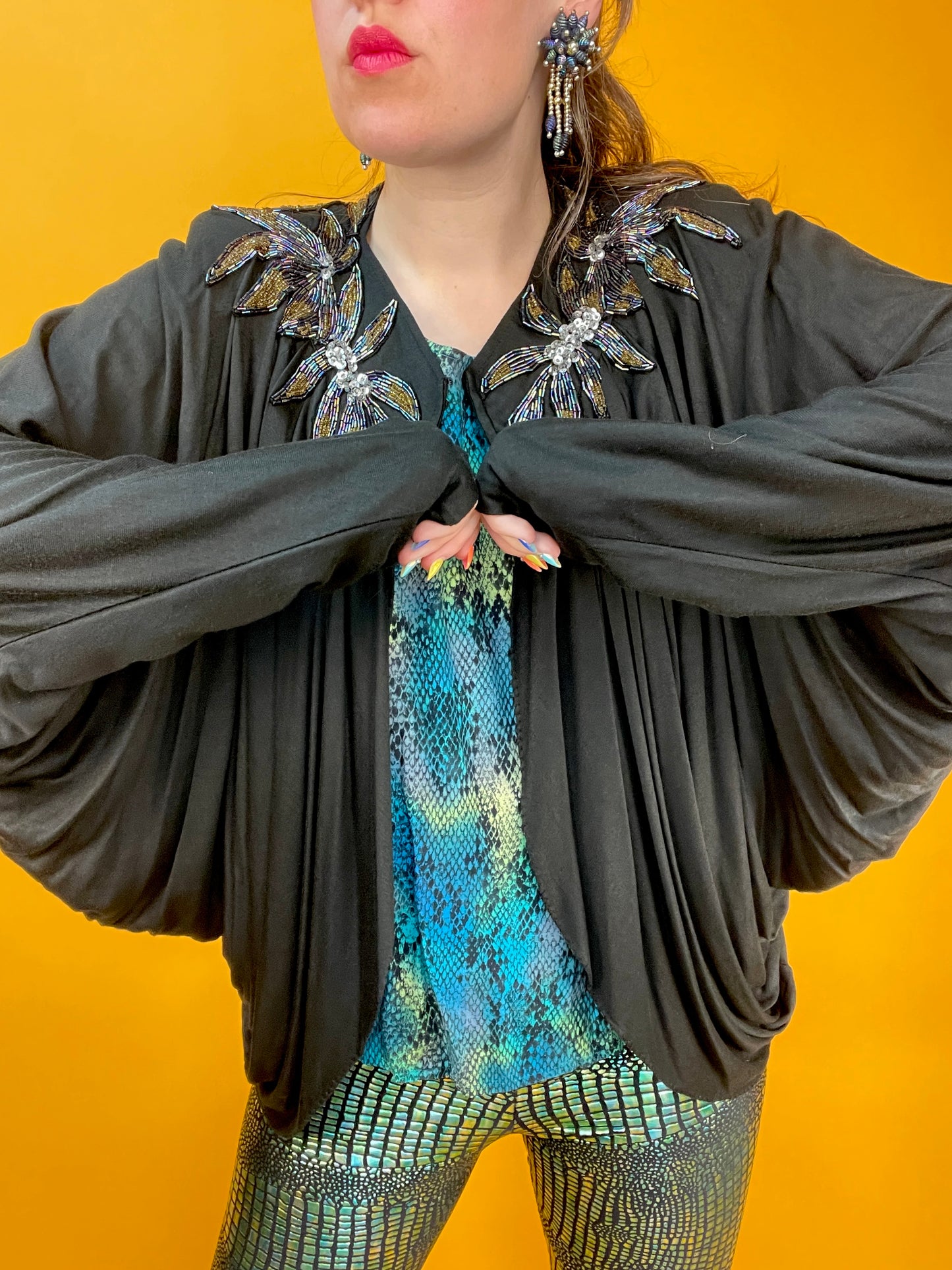 Elegantes Jerseyjäckchen mit Paillettenbesatz und dramatischem Faltenwurf