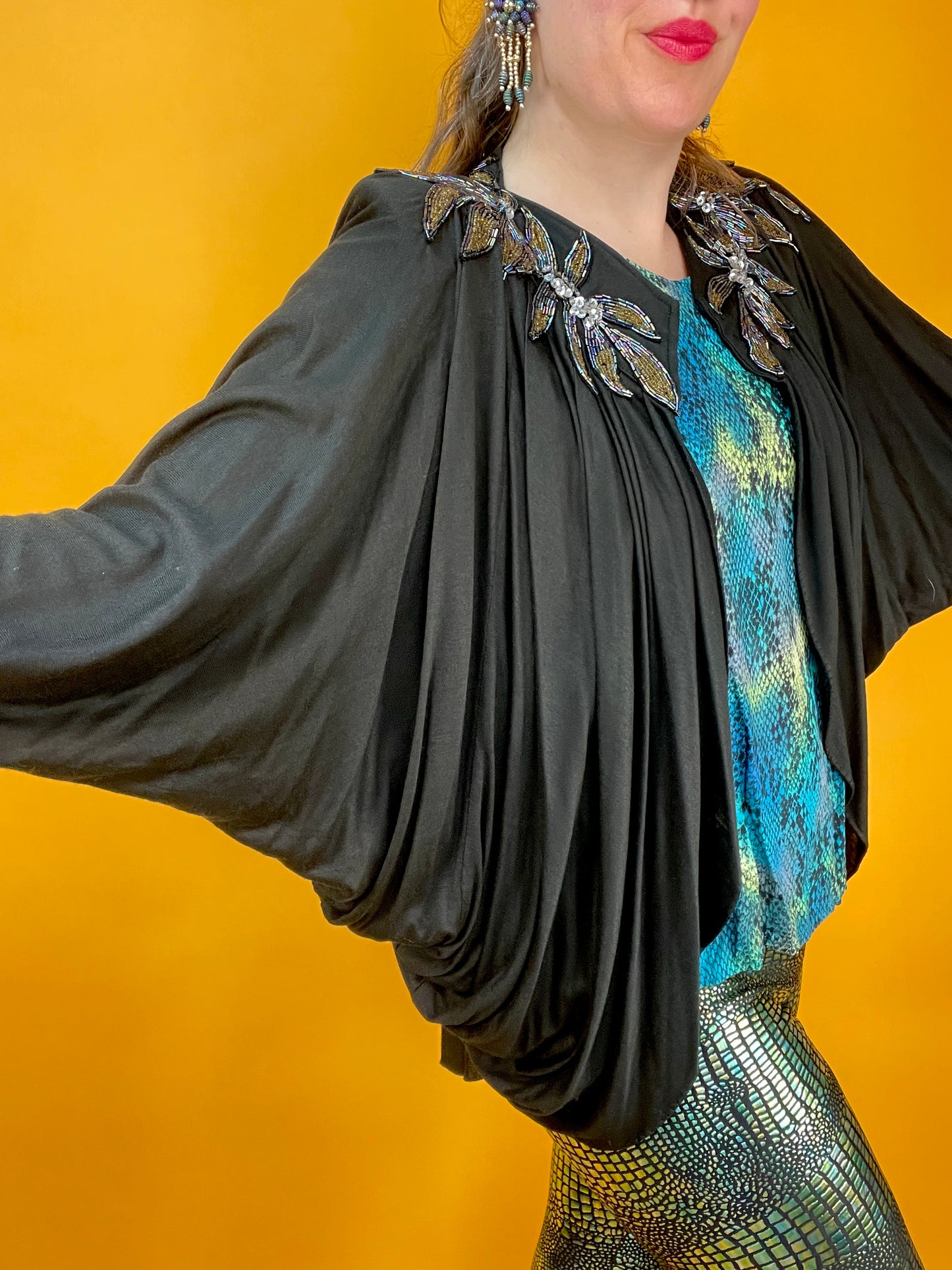 Elegantes Jerseyjäckchen mit Paillettenbesatz und dramatischem Faltenwurf